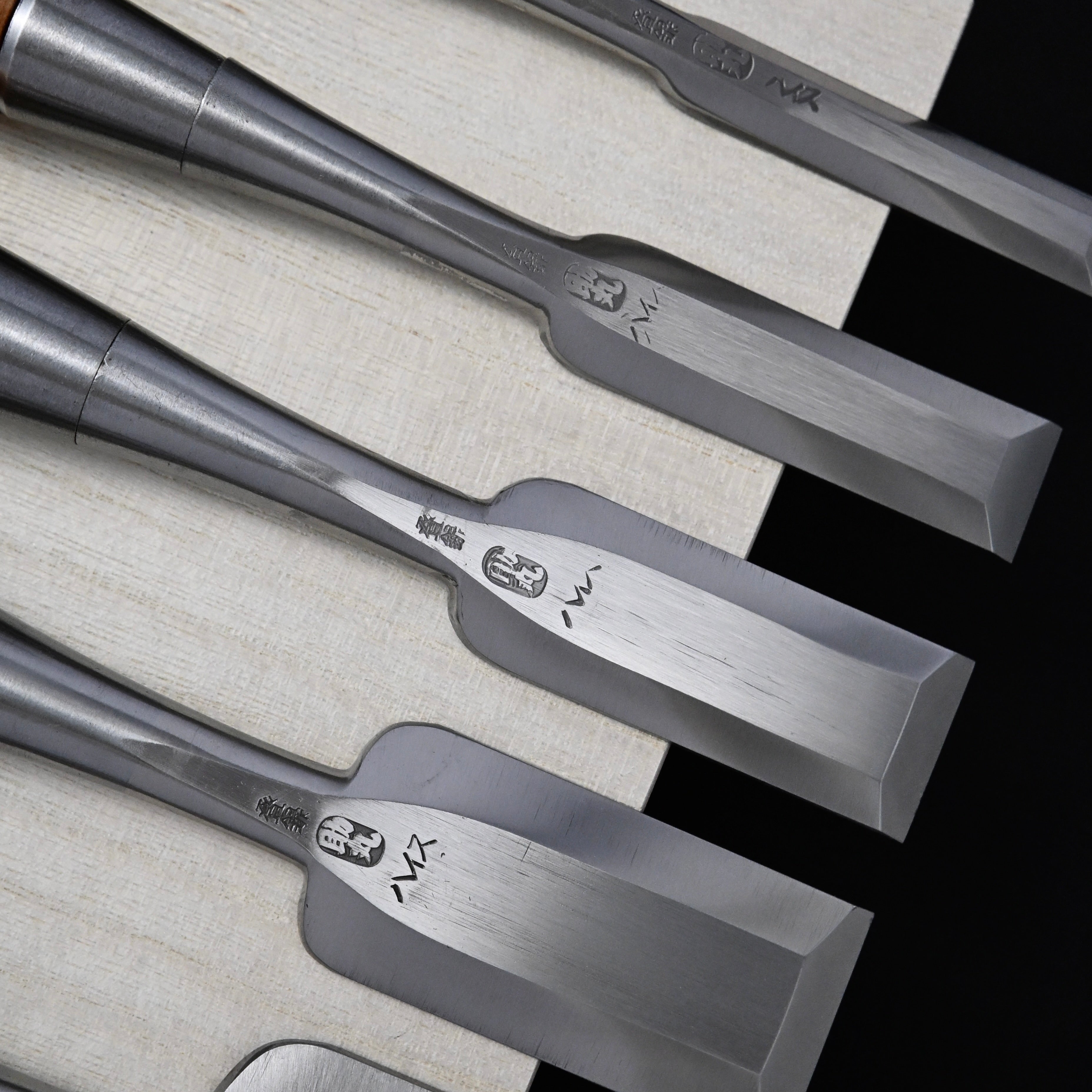 助丸ハイス 三ツ裏 追入組鑿 5本組 桐箱付 Sukemaru High-Speed Steel Bench chisels Triple Ura 5pc set