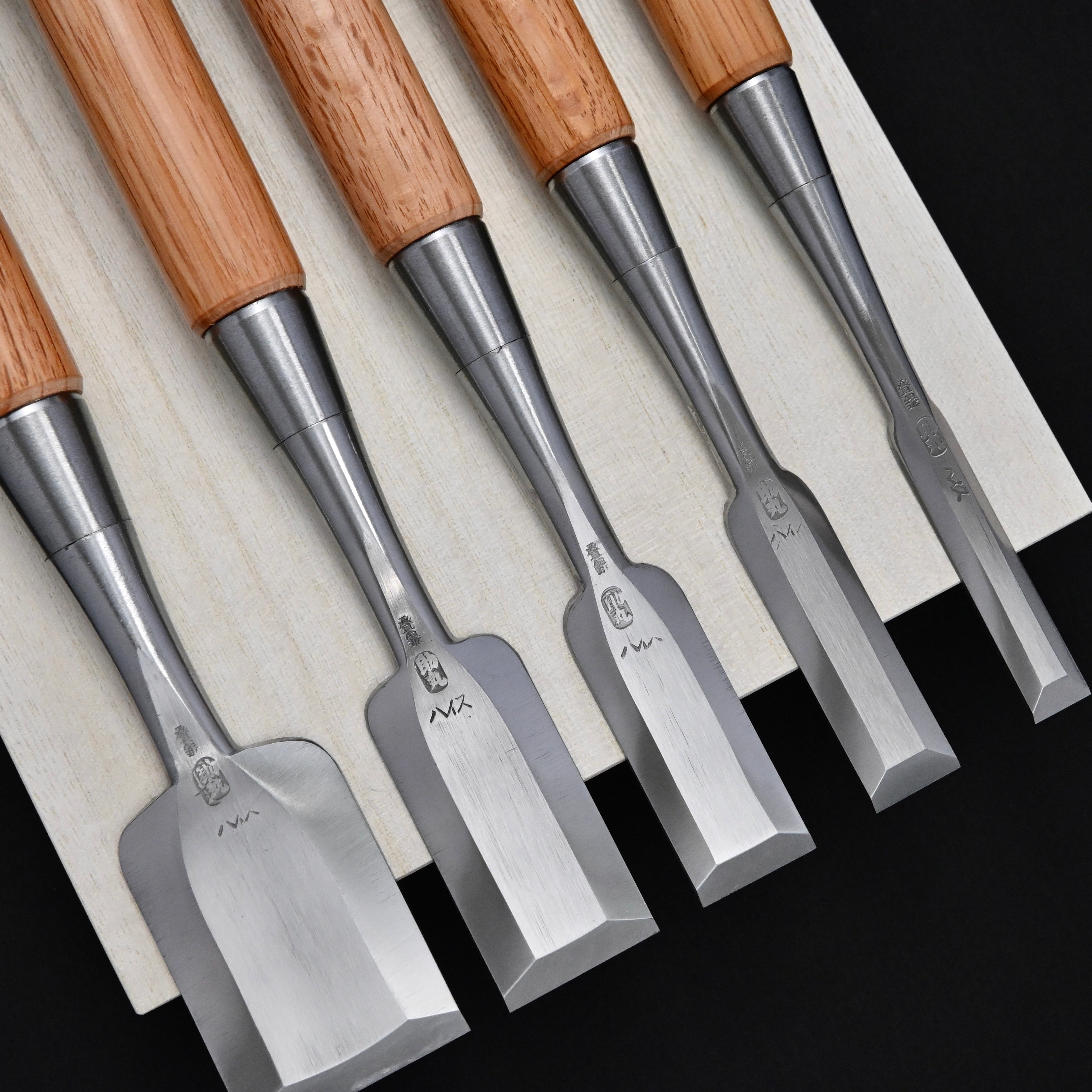 助丸ハイス 三ツ裏 追入組鑿 5本組 桐箱付 Sukemaru High-Speed Steel Bench chisels Triple Ura 5pc set