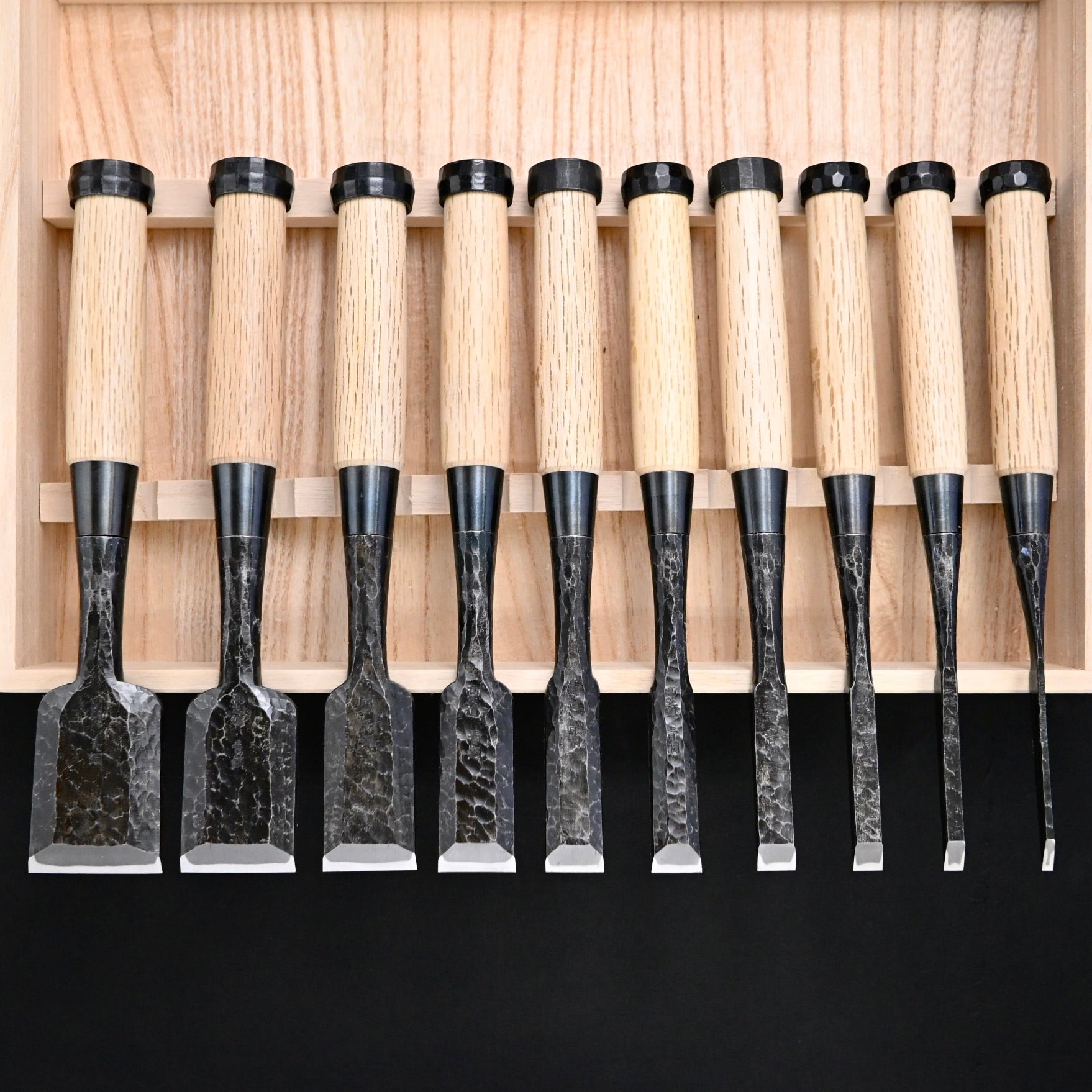 Takashiba Bench chisels set (Oirenomi) with wooden box 高芝 追入組鑿 槌目青紙鋼 桐箱付