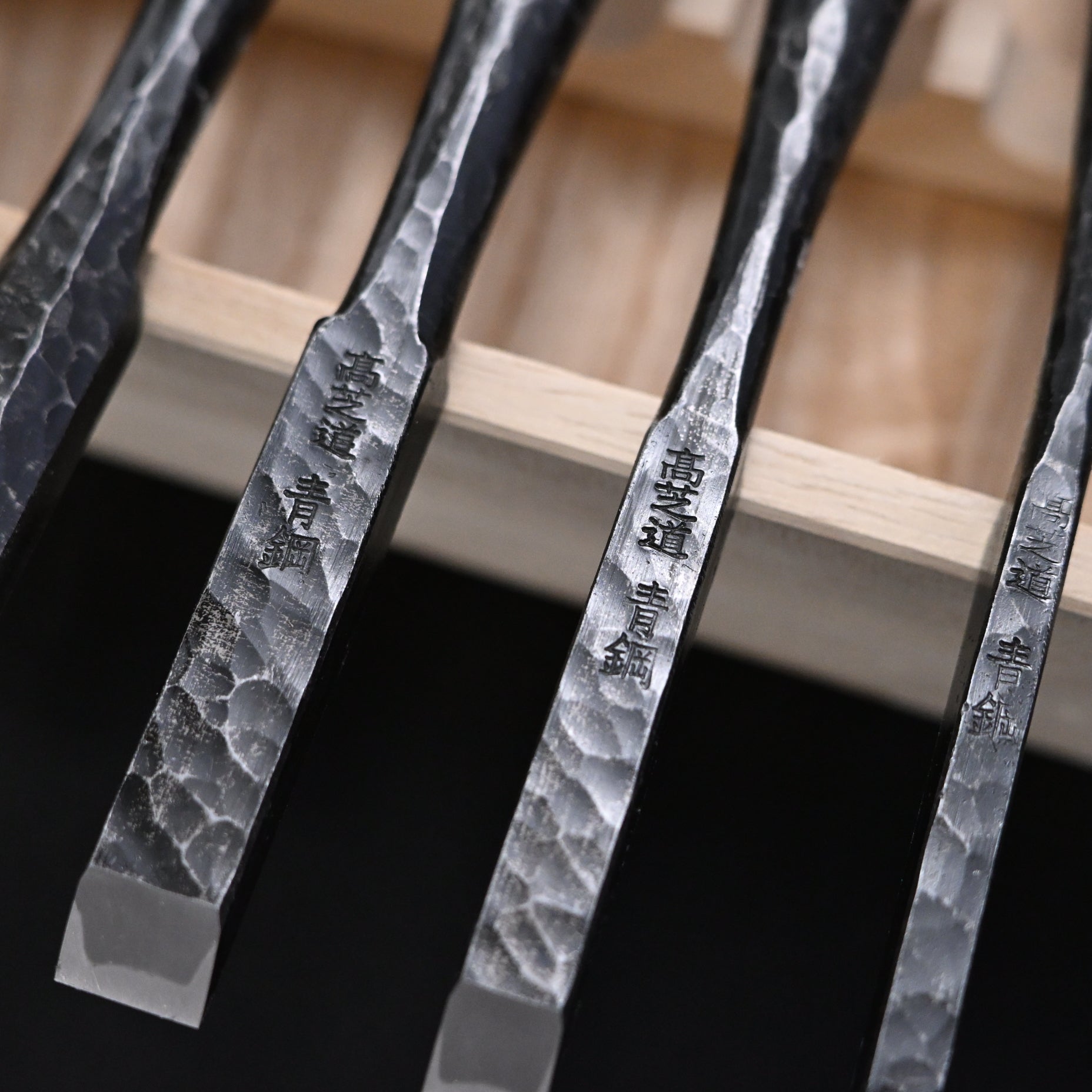 Takashiba Bench chisels set (Oirenomi) with wooden box 高芝 追入組鑿 槌目青紙鋼 桐箱付