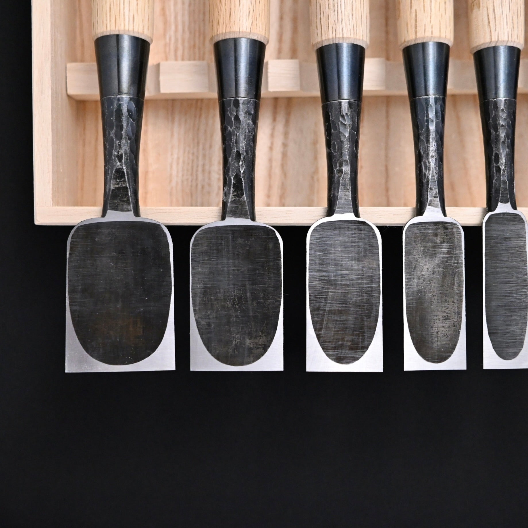 Takashiba Bench chisels set (Oirenomi) with wooden box 高芝 追入組鑿 槌目青紙鋼 桐箱付