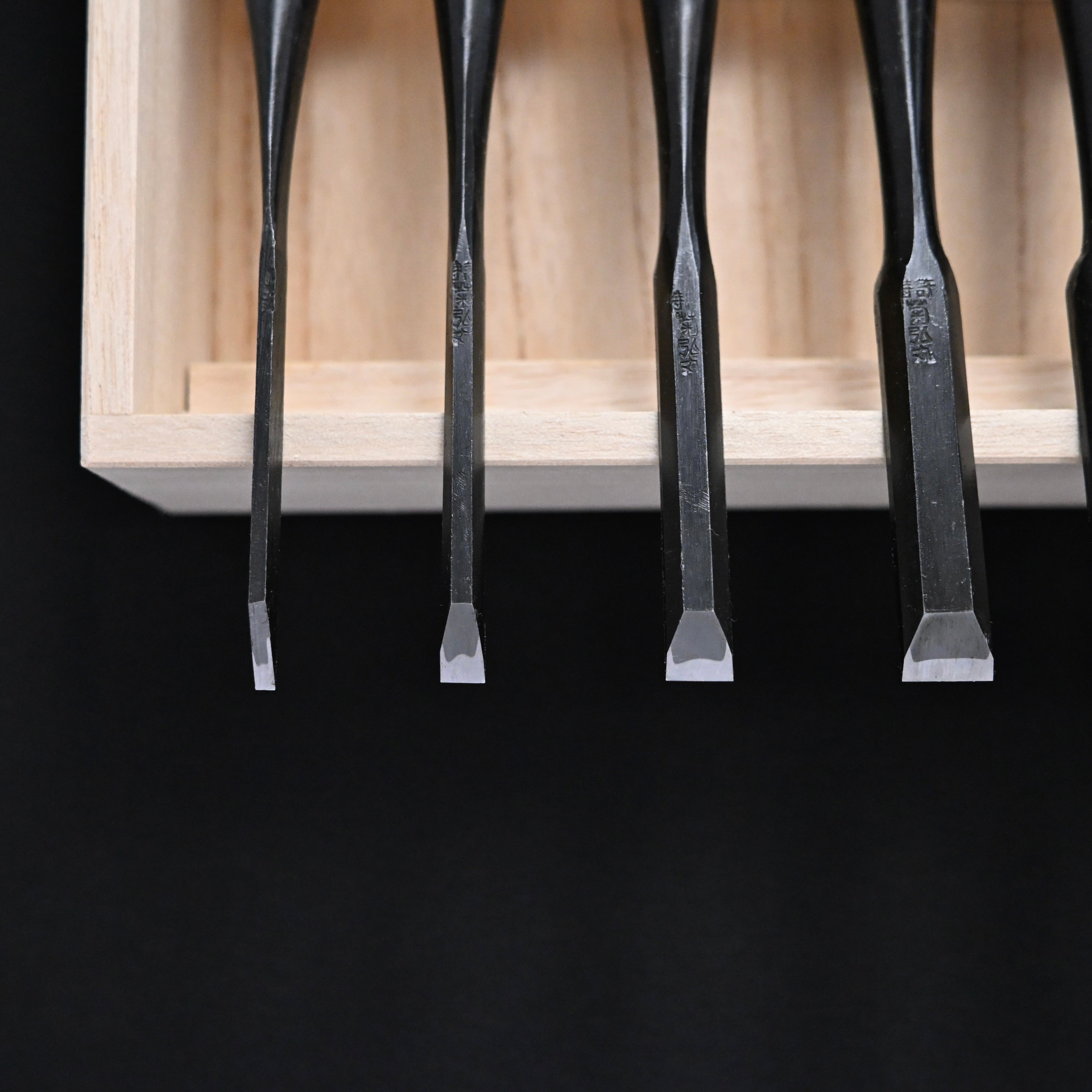 菊弘丸 追入組鑿 赤樫柄 10本組. Kikuhiromaru Bench chisels set with White steel (Oirenomi)