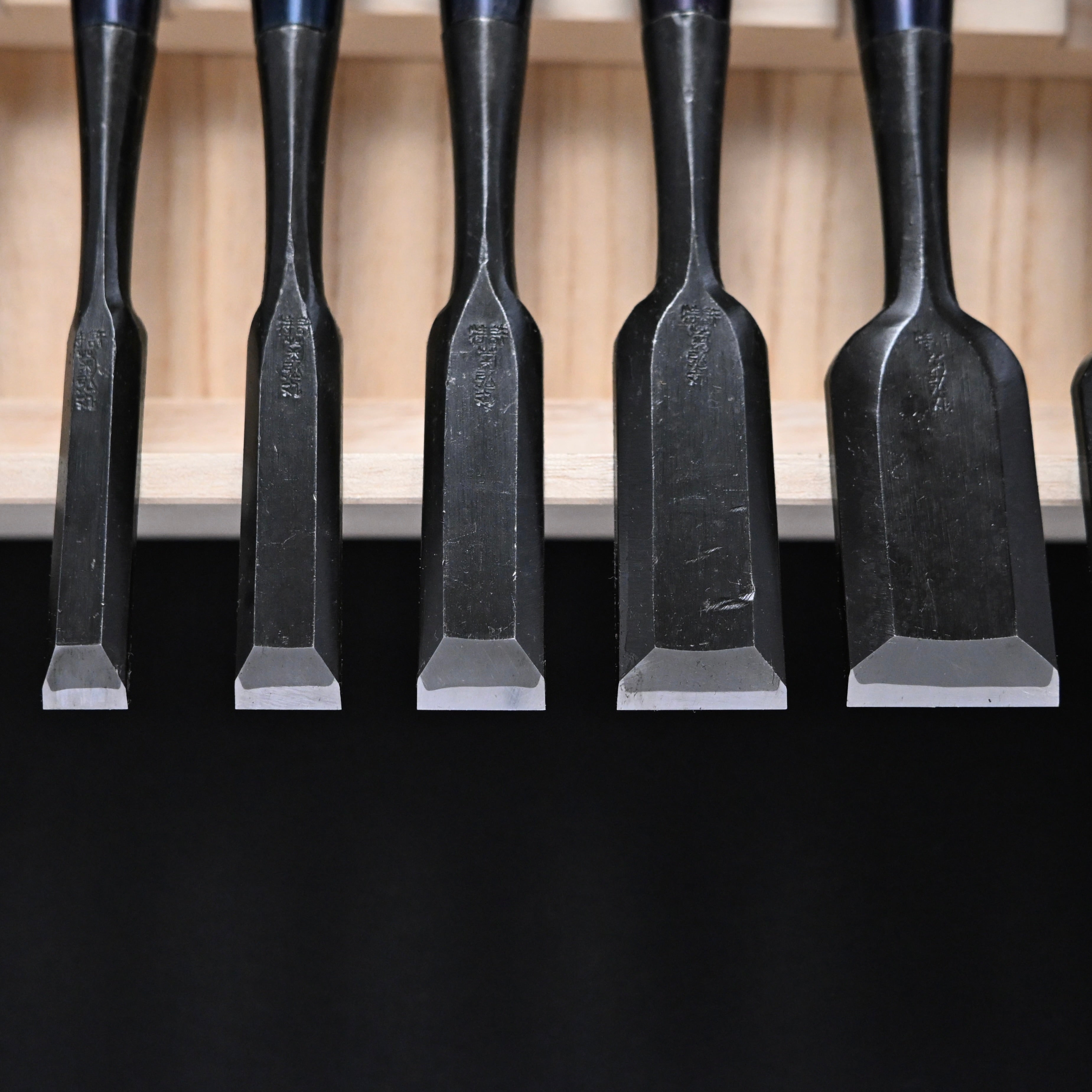 菊弘丸 追入組鑿 赤樫柄 10本組. Kikuhiromaru Bench chisels set with White steel (Oirenomi)