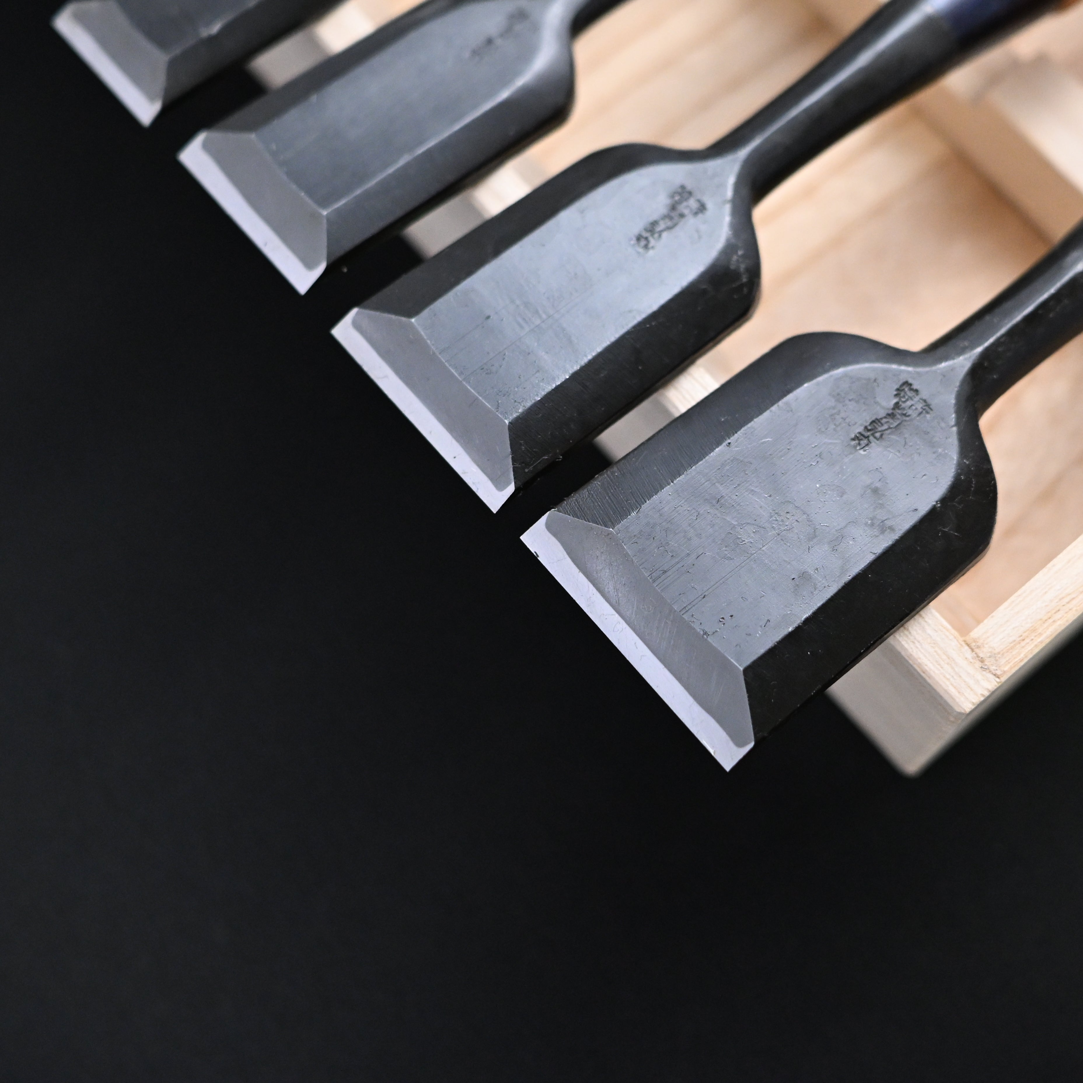 菊弘丸 追入組鑿 赤樫柄 10本組. Kikuhiromaru Bench chisels set with White steel (Oirenomi)