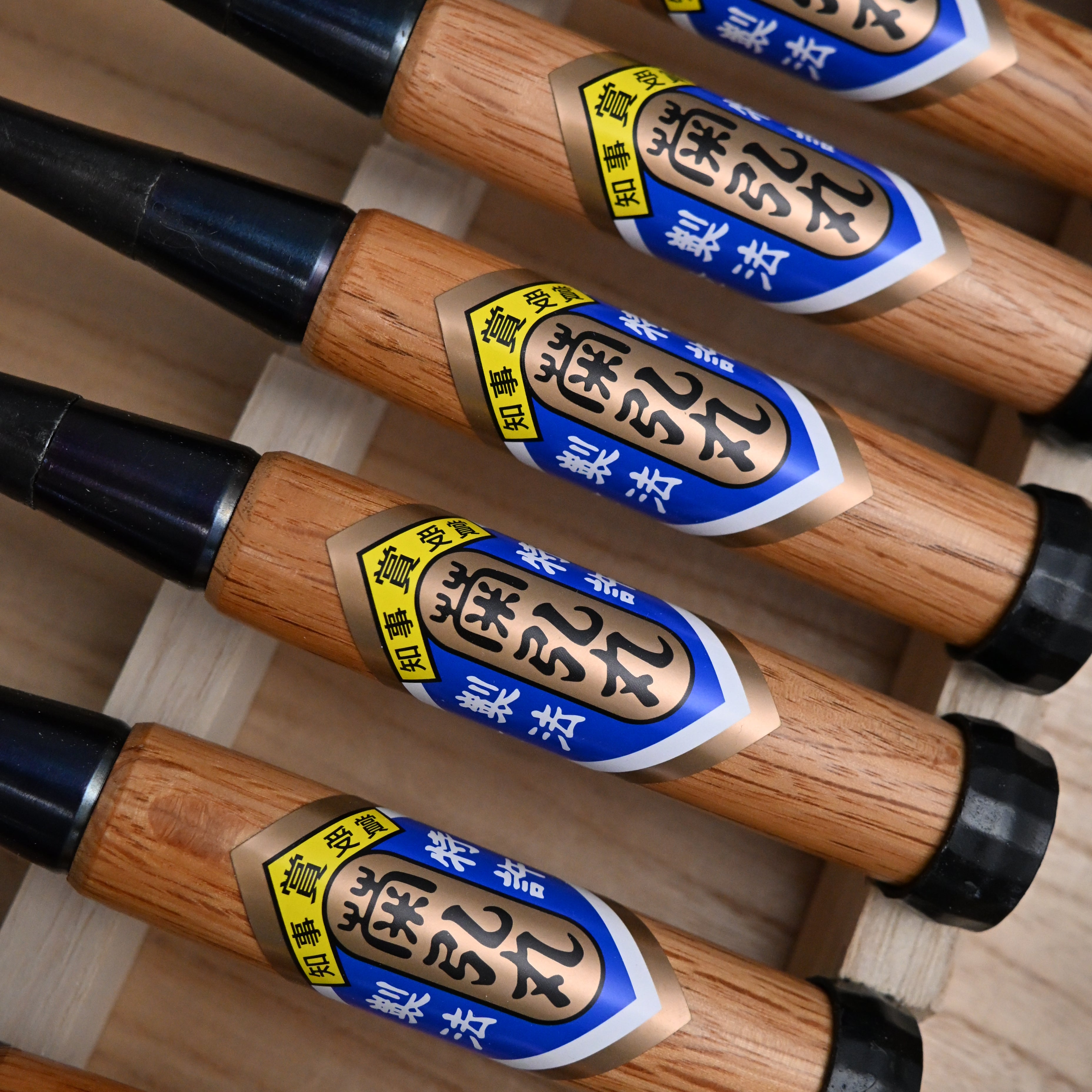 菊弘丸 追入組鑿 赤樫柄 10本組. Kikuhiromaru Bench chisels set with White steel (Oirenomi)