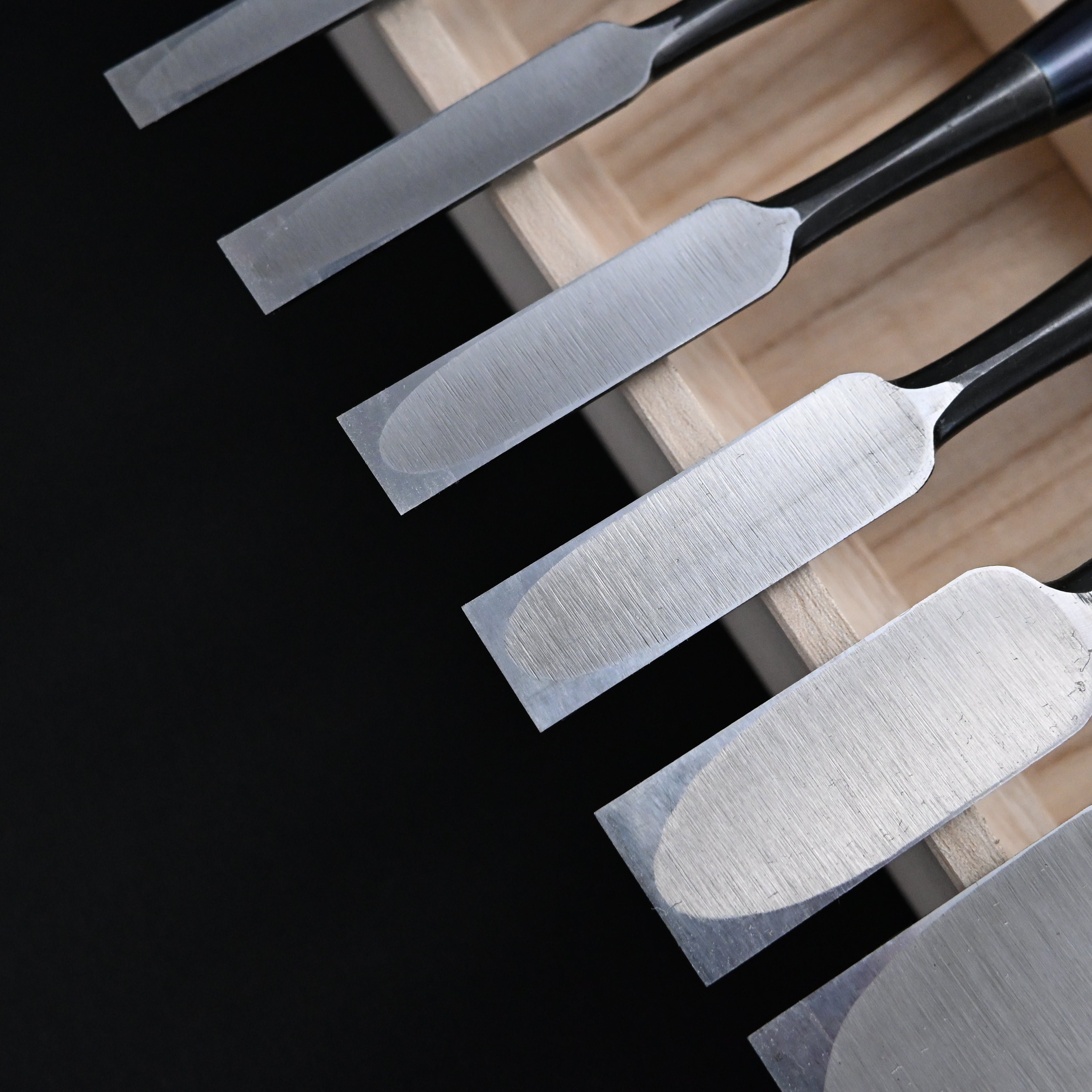 菊弘丸 追入組鑿 赤樫柄 10本組. Kikuhiromaru Bench chisels set with White steel (Oirenomi)