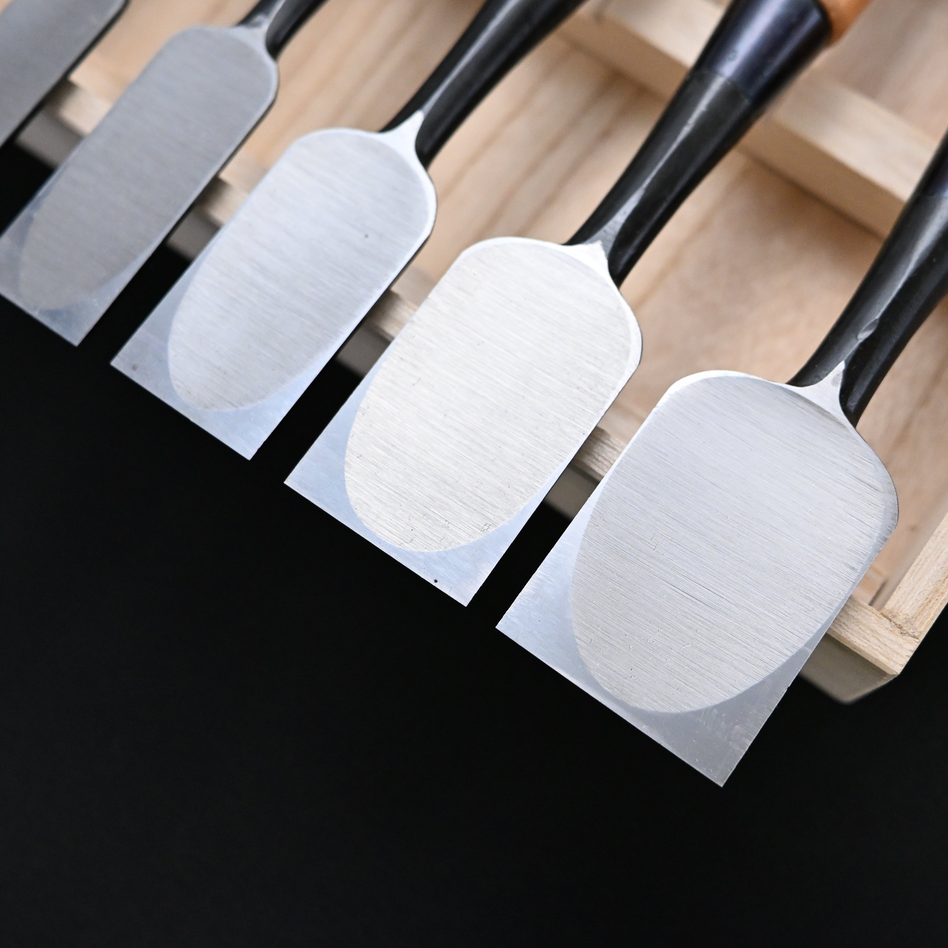 菊弘丸 追入組鑿 赤樫柄 10本組. Kikuhiromaru Bench chisels set with White steel (Oirenomi)