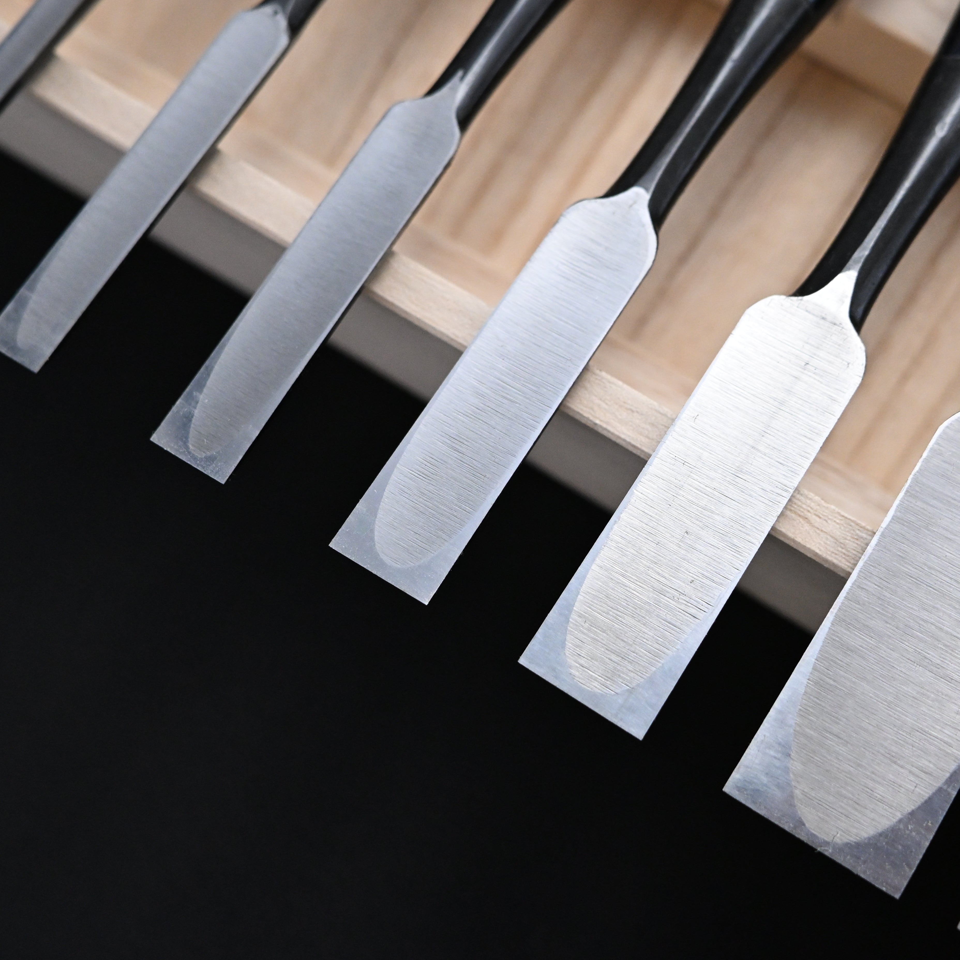 菊弘丸 追入組鑿 赤樫柄 10本組. Kikuhiromaru Bench chisels set with White steel (Oirenomi)