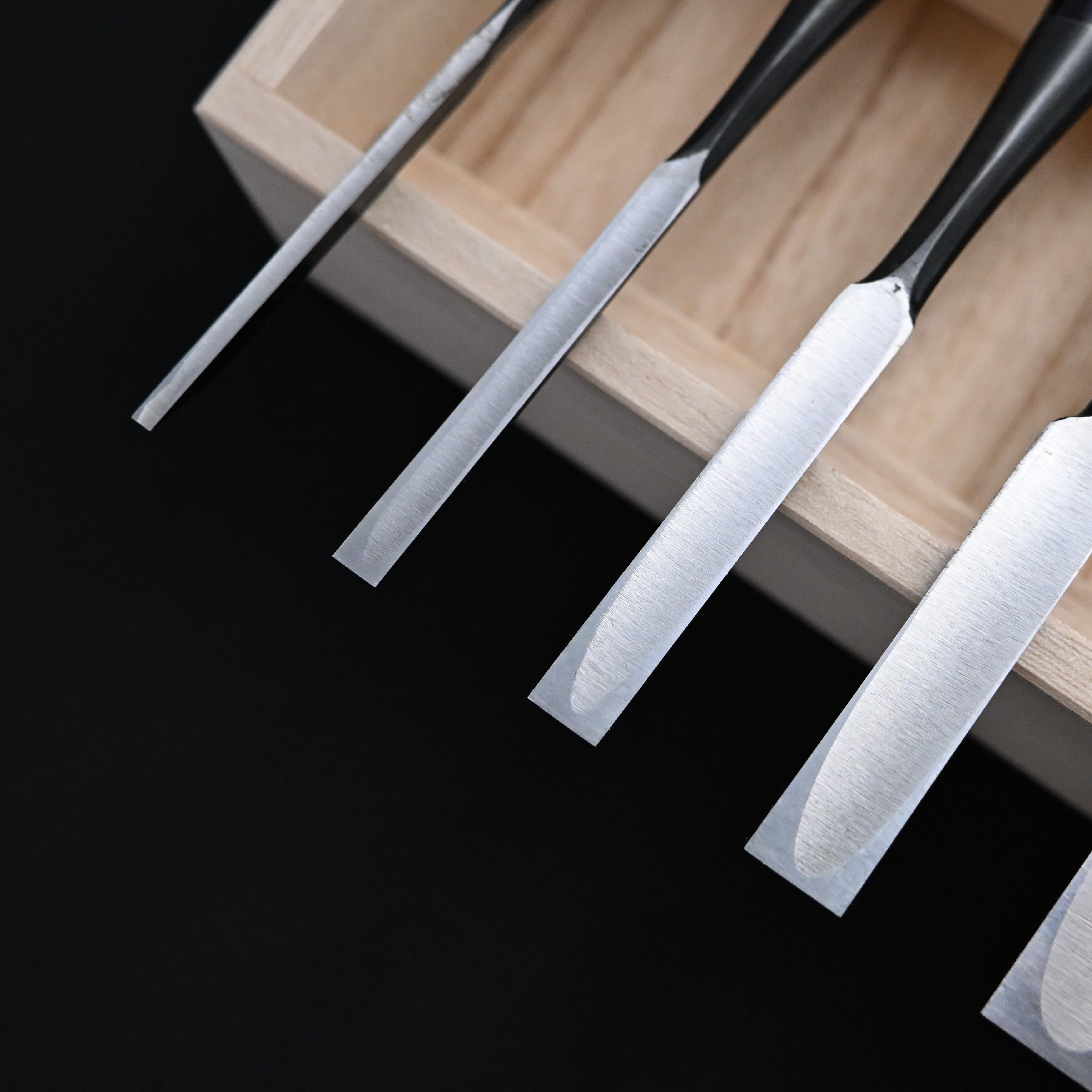 菊弘丸 追入組鑿 赤樫柄 10本組. Kikuhiromaru Bench chisels set with White steel (Oirenomi)