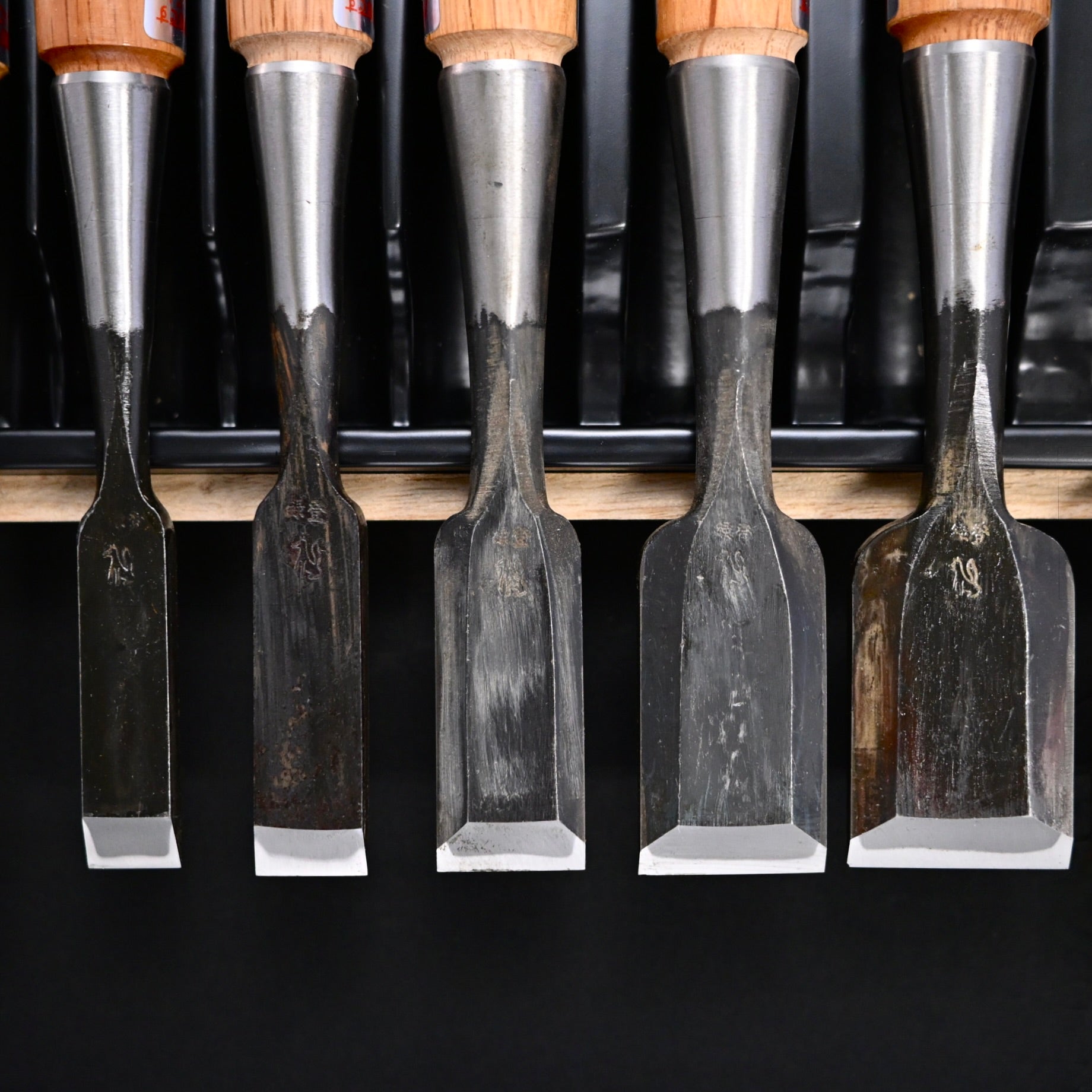 Kitsune Bench chisels set by Isono Nobuo 磯野信夫作 狐 追入組鑿 赤樫柄 Oirenomi