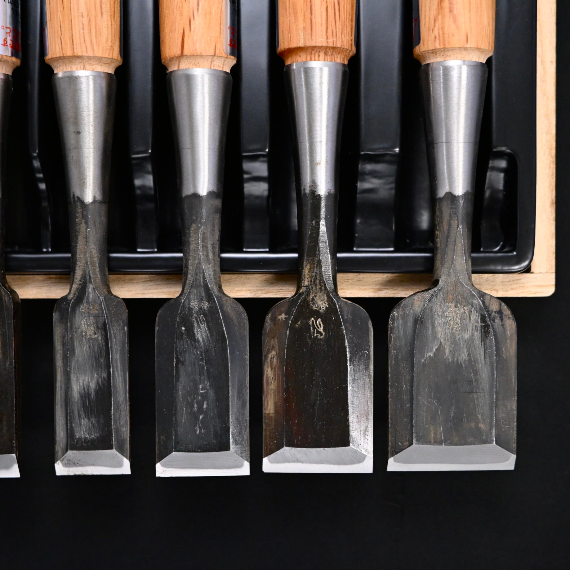 Kitsune Bench chisels set by Isono Nobuo 磯野信夫作 狐 追入組鑿 赤樫柄 Oirenomi