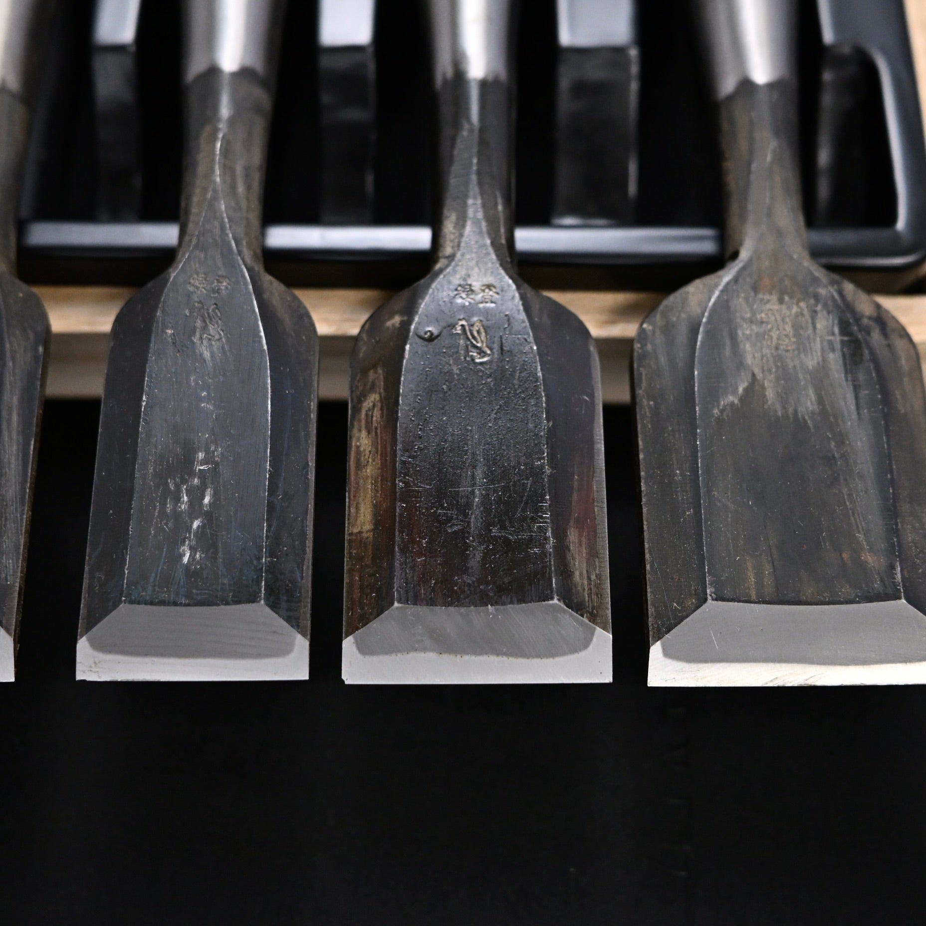 Kitsune Bench chisels set by Isono Nobuo 磯野信夫作 狐 追入組鑿 赤樫柄 Oirenomi