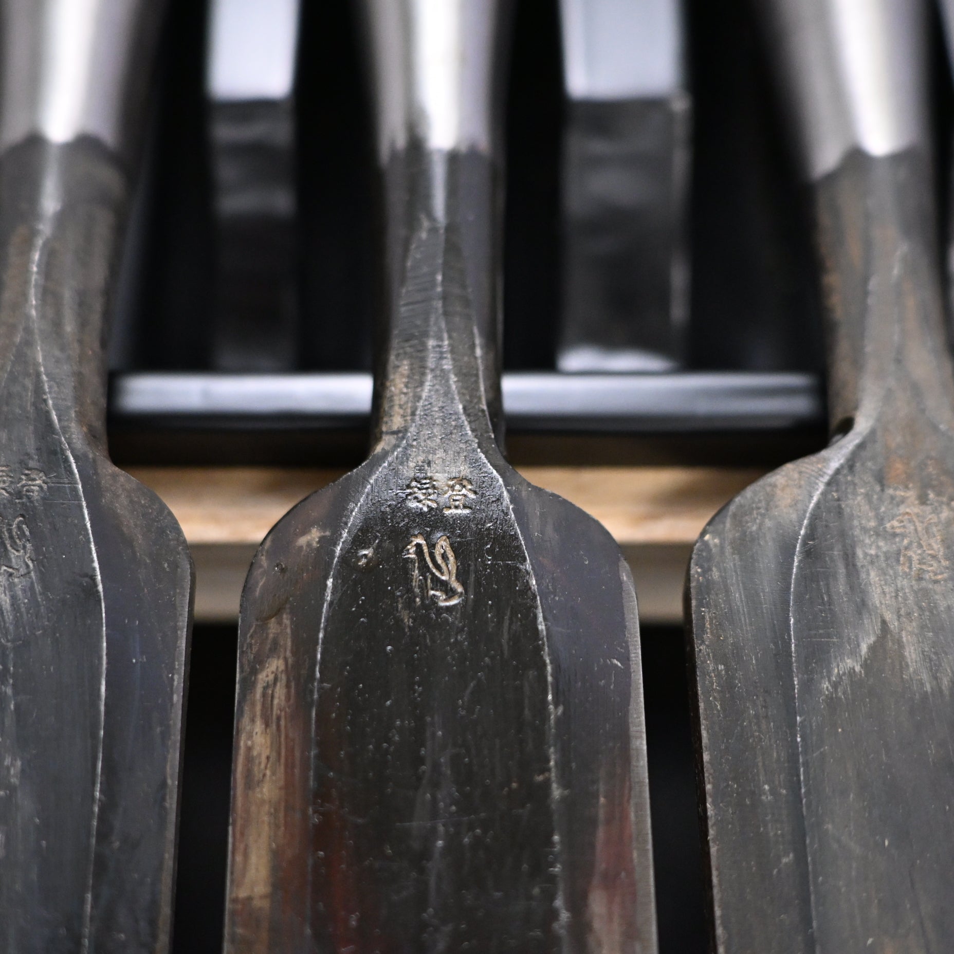 Kitsune Bench chisels set by Isono Nobuo 磯野信夫作 狐 追入組鑿 赤樫柄 Oirenomi
