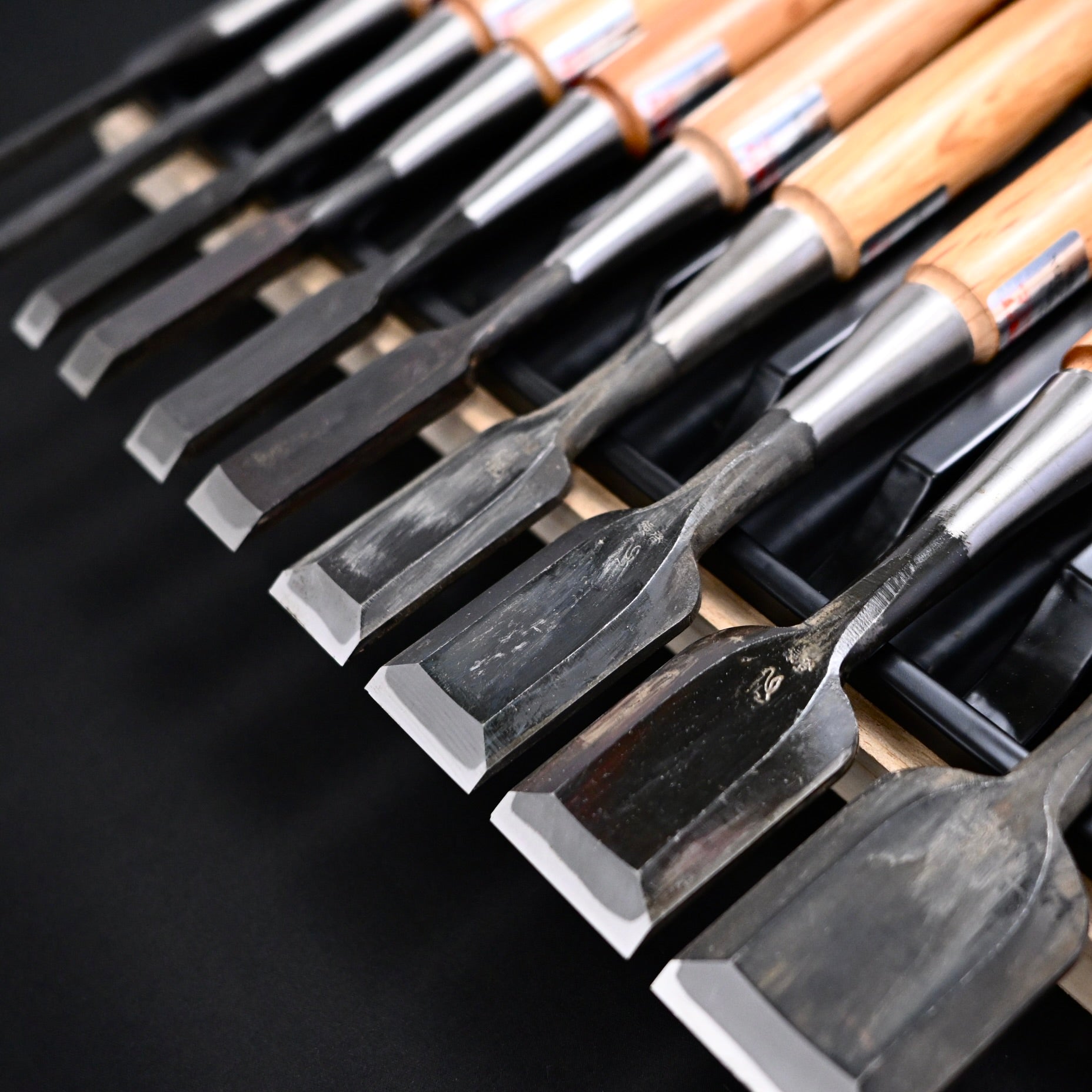 Kitsune Bench chisels set by Isono Nobuo 磯野信夫作 狐 追入組鑿 赤樫柄 Oirenomi