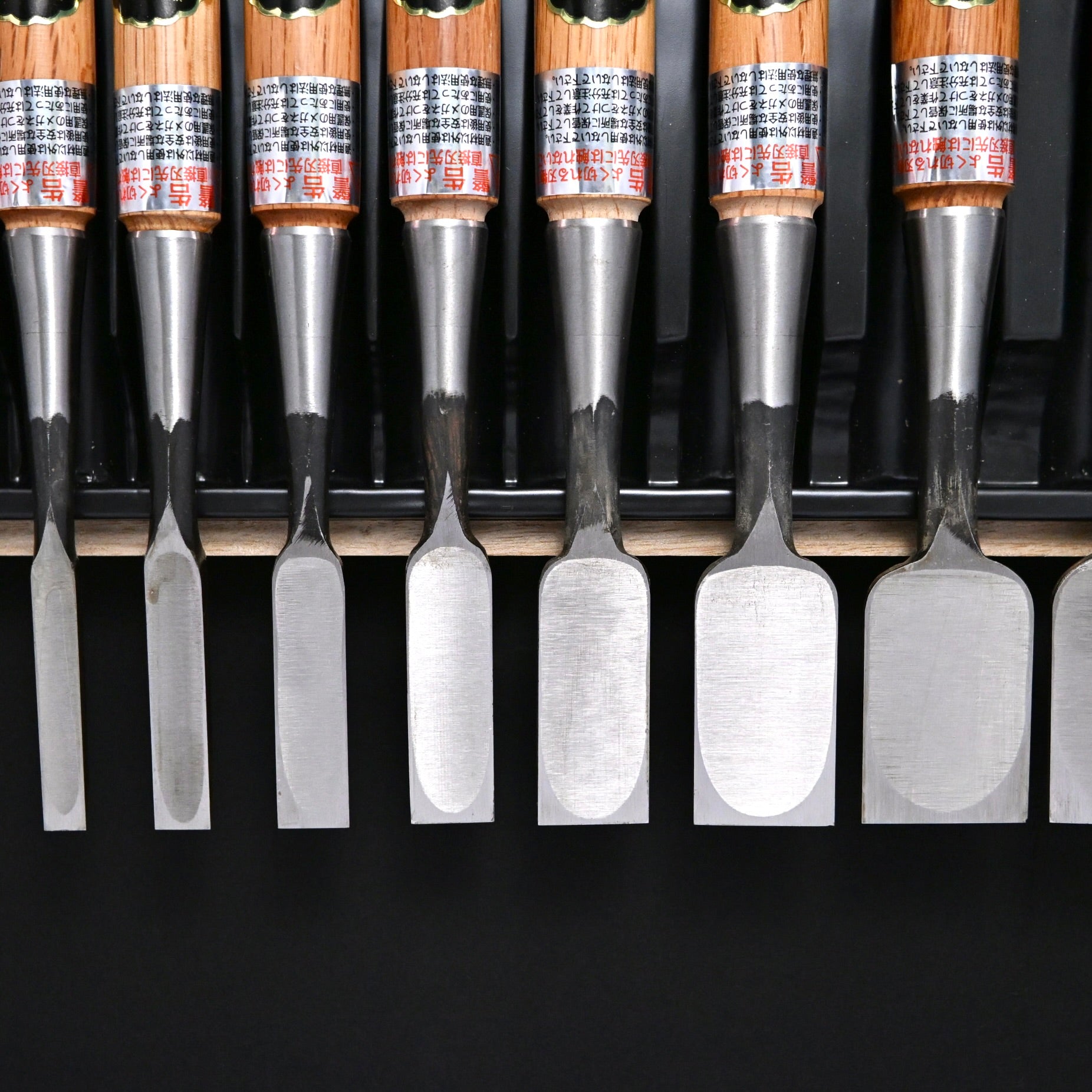 Kitsune Bench chisels set by Isono Nobuo 磯野信夫作 狐 追入組鑿 赤樫柄 Oirenomi