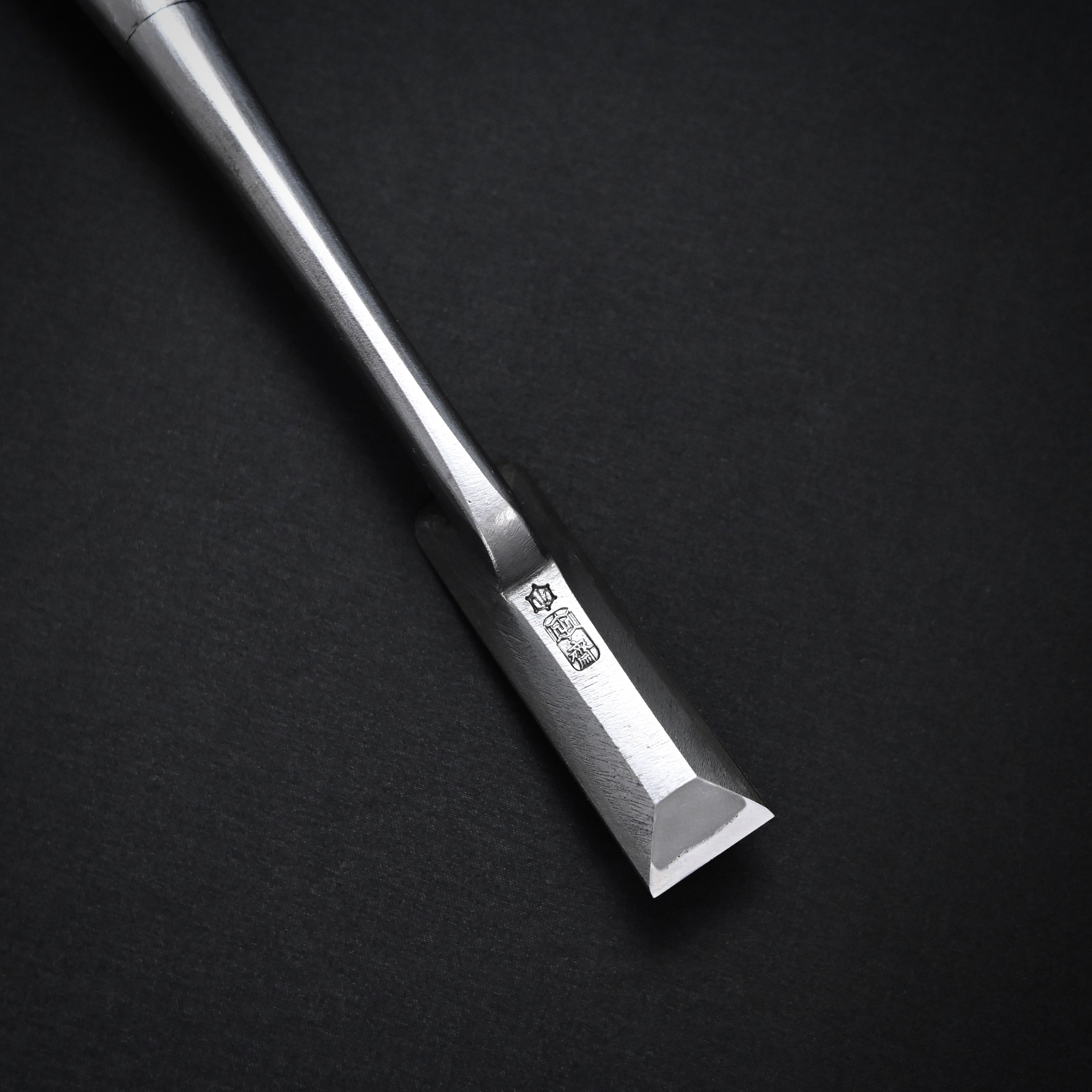 田斎作 磨仕上 面取鏝のみ アゴ付 赤樫柄 21mm Tasai Special Trowel chisel (Kote nomi) Polish finished with Red oak handle