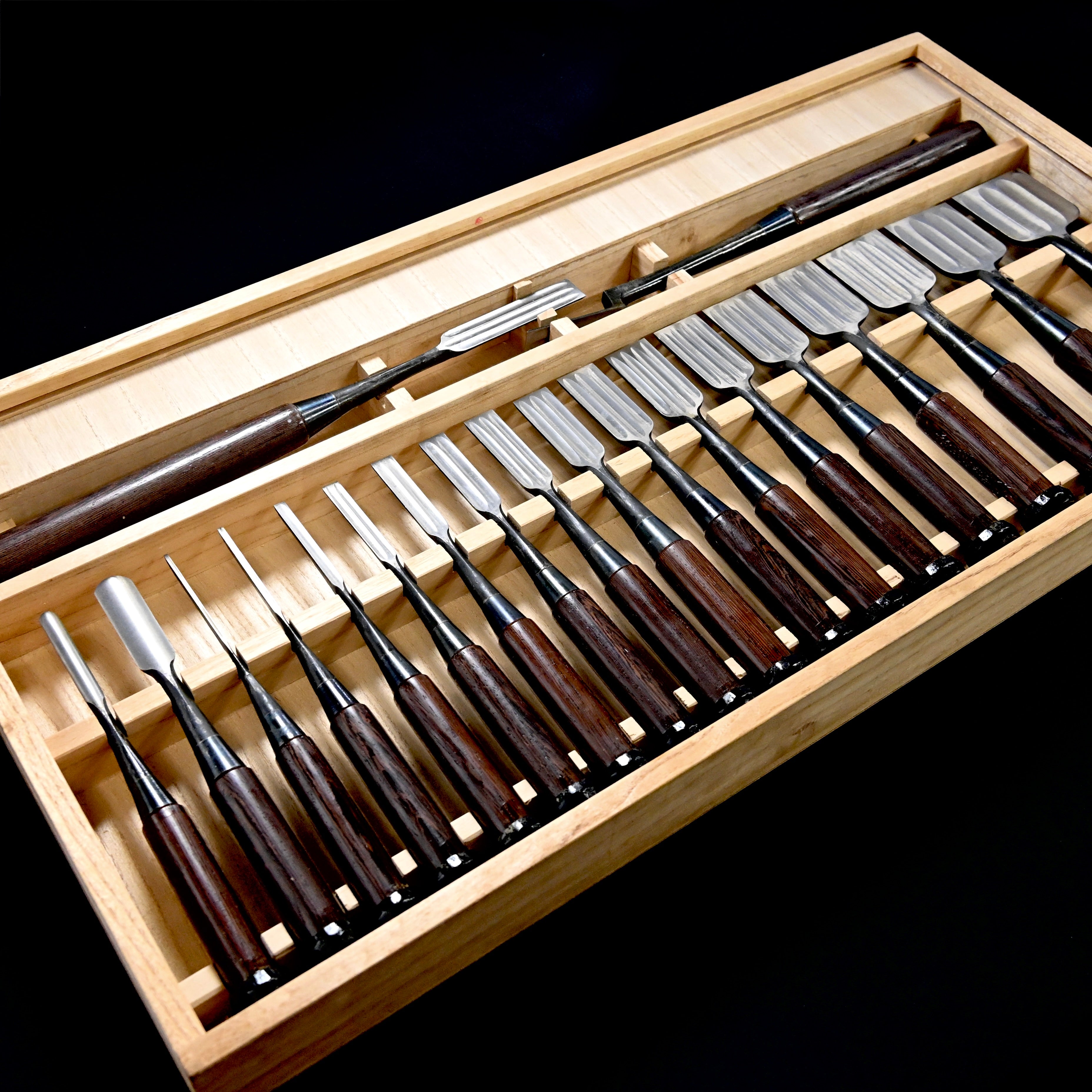 希少品 二代越孝 黒打 四ツ裏 磨仕上 20本組鑿 白紙鋼 Authentic Vintage Koshitaka Second Generation 20pc chisels set