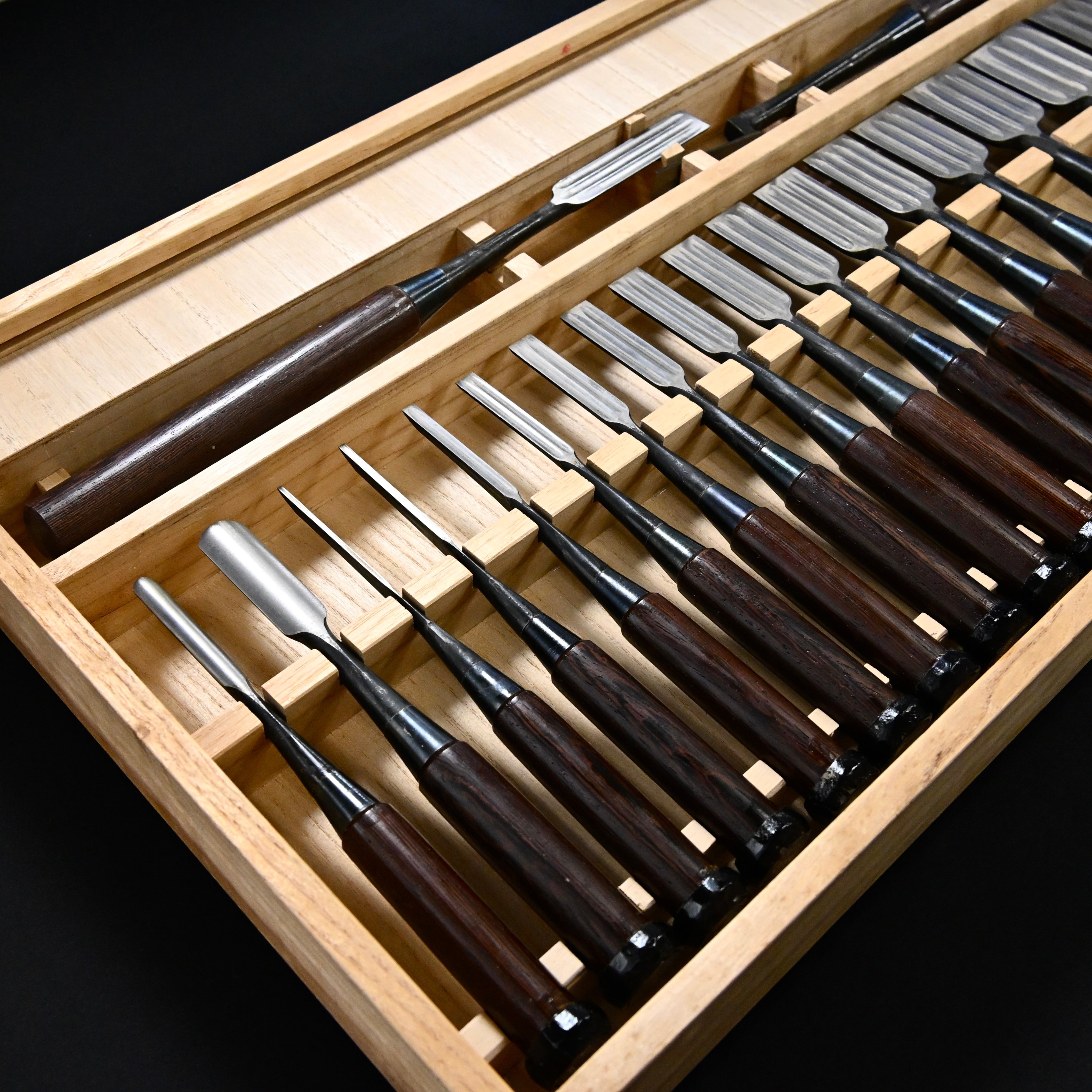 希少品 二代越孝 黒打 四ツ裏 磨仕上 20本組鑿 白紙鋼 Authentic Vintage Koshitaka Second Generation 20pc chisels set