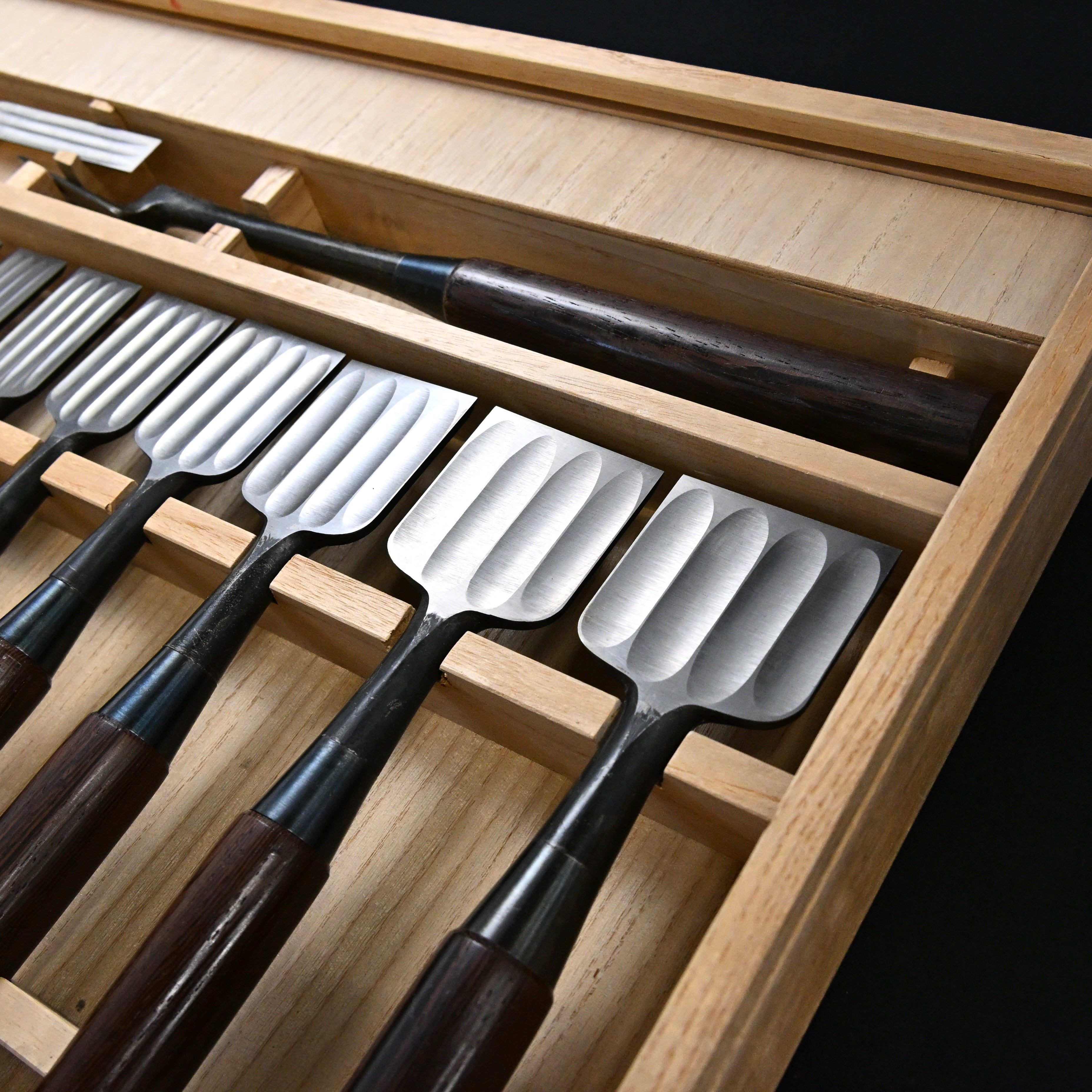 希少品 二代越孝 黒打 四ツ裏 磨仕上 20本組鑿 白紙鋼 Authentic Vintage Koshitaka Second Generation 20pc chisels set