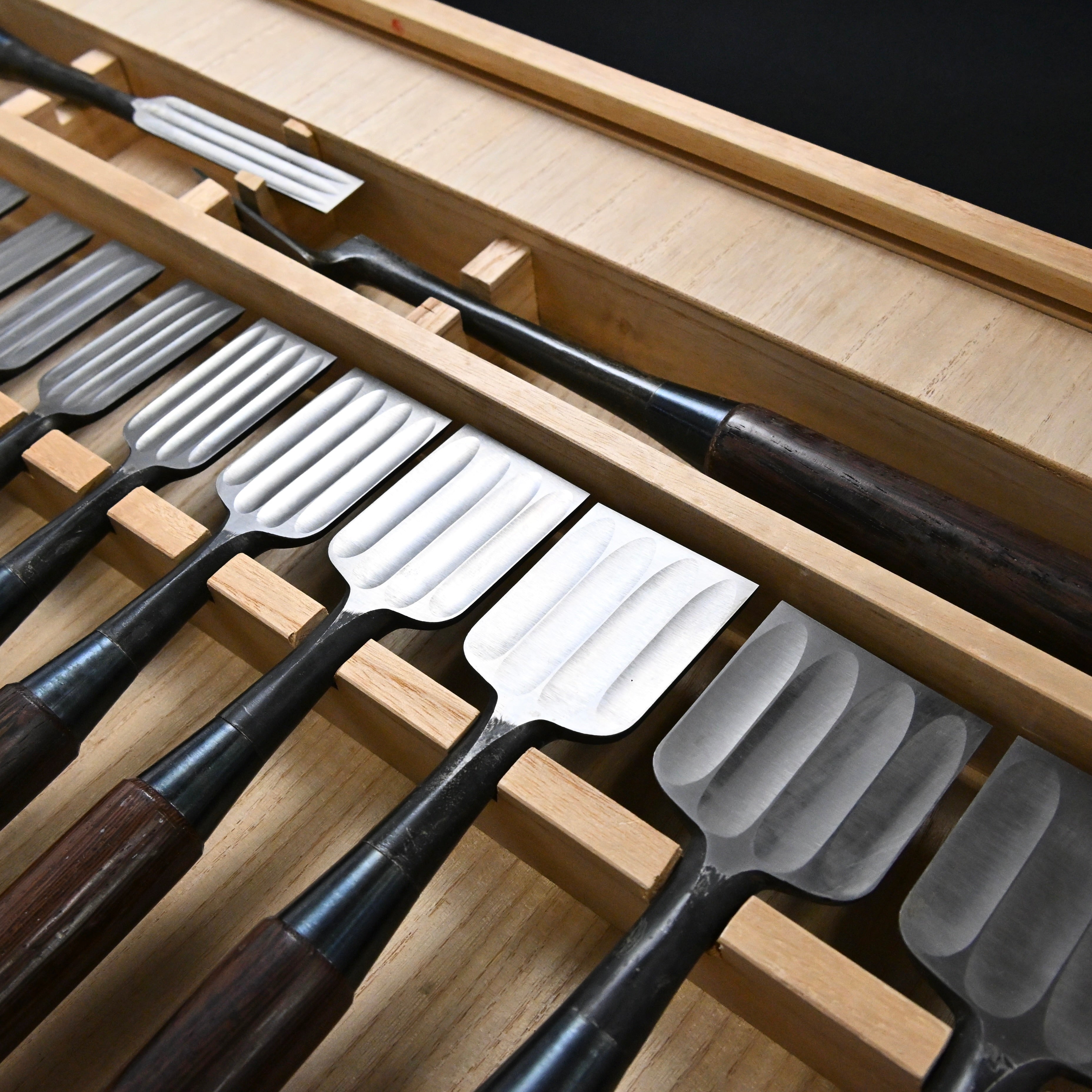 希少品 二代越孝 黒打 四ツ裏 磨仕上 20本組鑿 白紙鋼 Authentic Vintage Koshitaka Second Generation 20pc chisels set