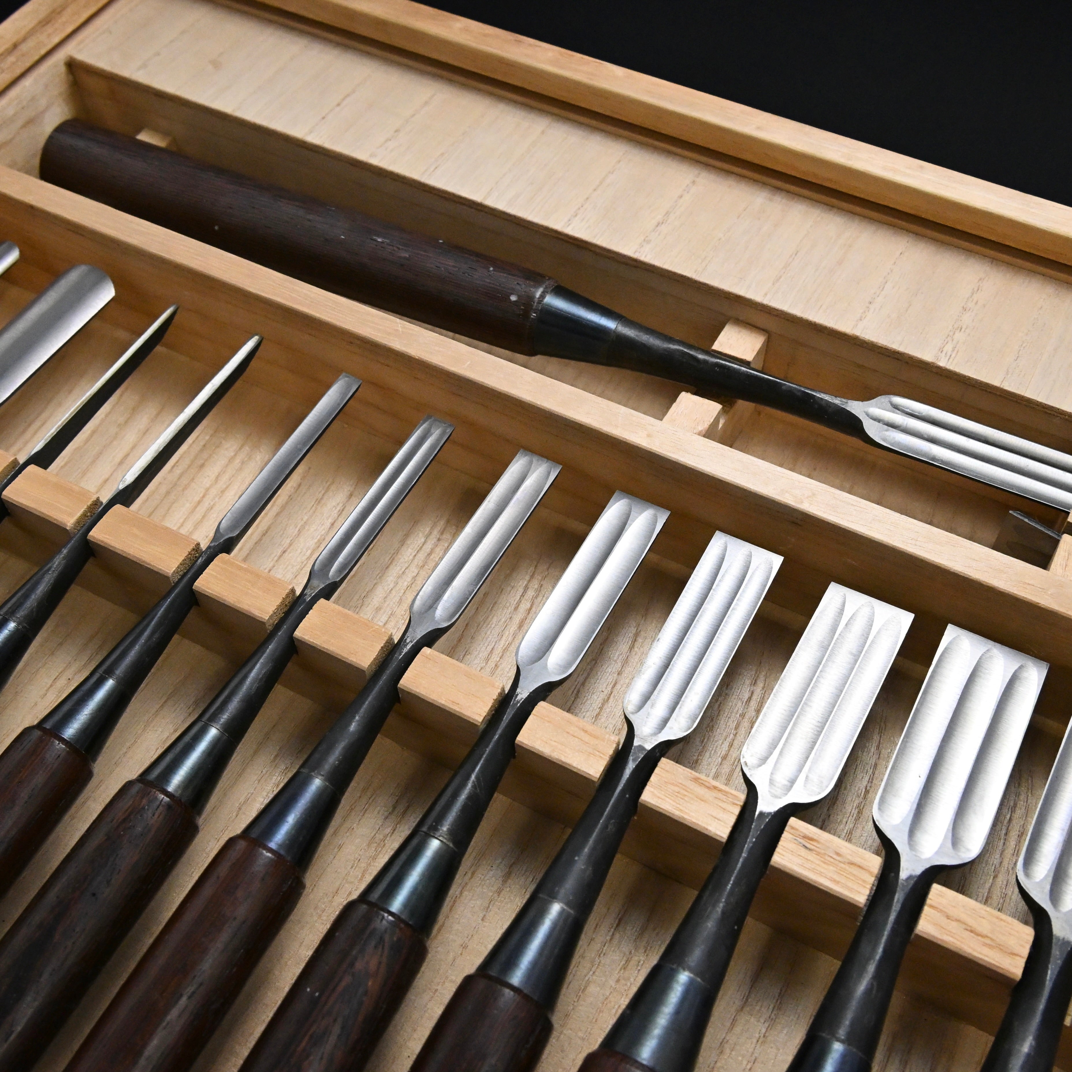 希少品 二代越孝 黒打 四ツ裏 磨仕上 20本組鑿 白紙鋼 Authentic Vintage Koshitaka Second Generation 20pc chisels set