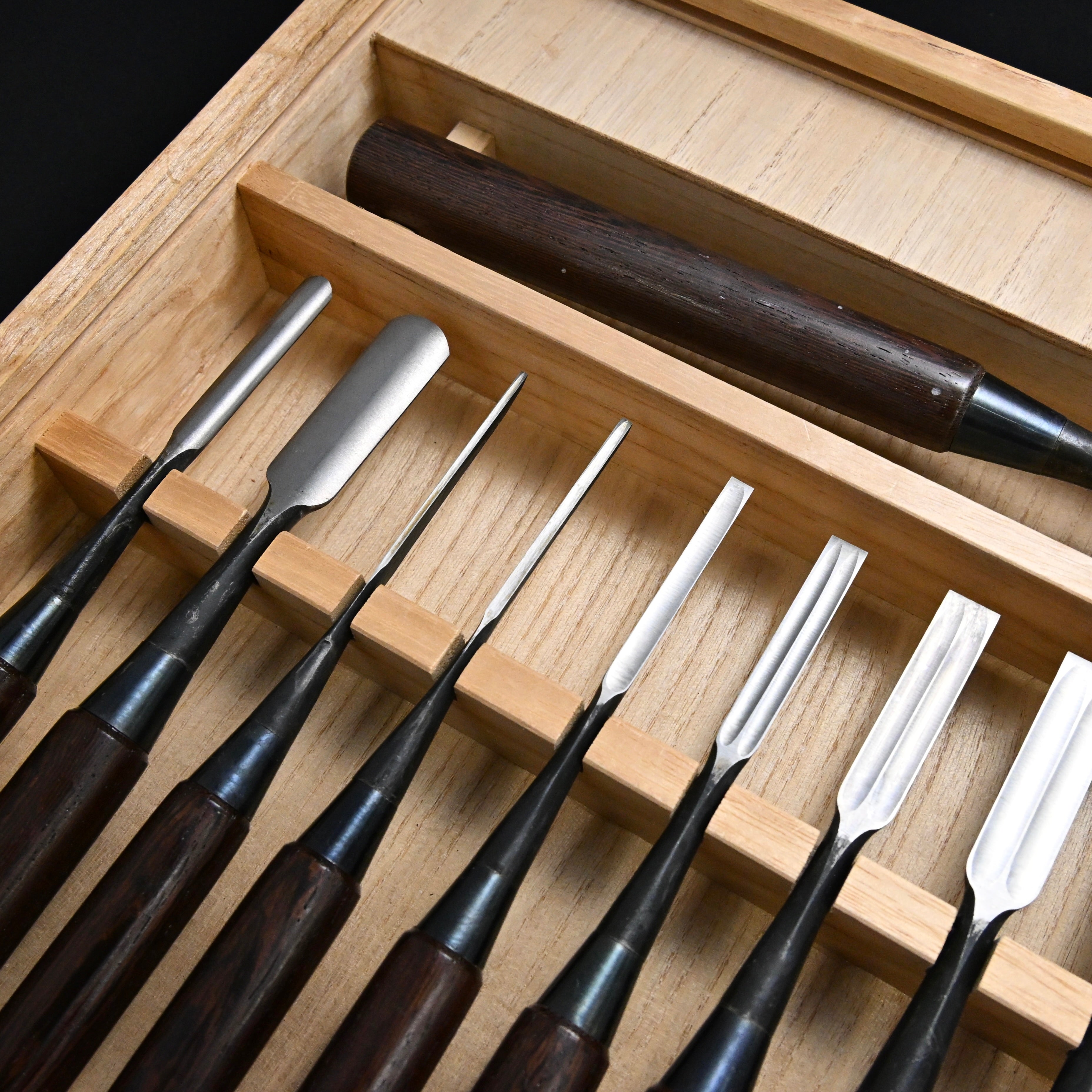 希少品 二代越孝 黒打 四ツ裏 磨仕上 20本組鑿 白紙鋼 Authentic Vintage Koshitaka Second Generation 20pc chisels set