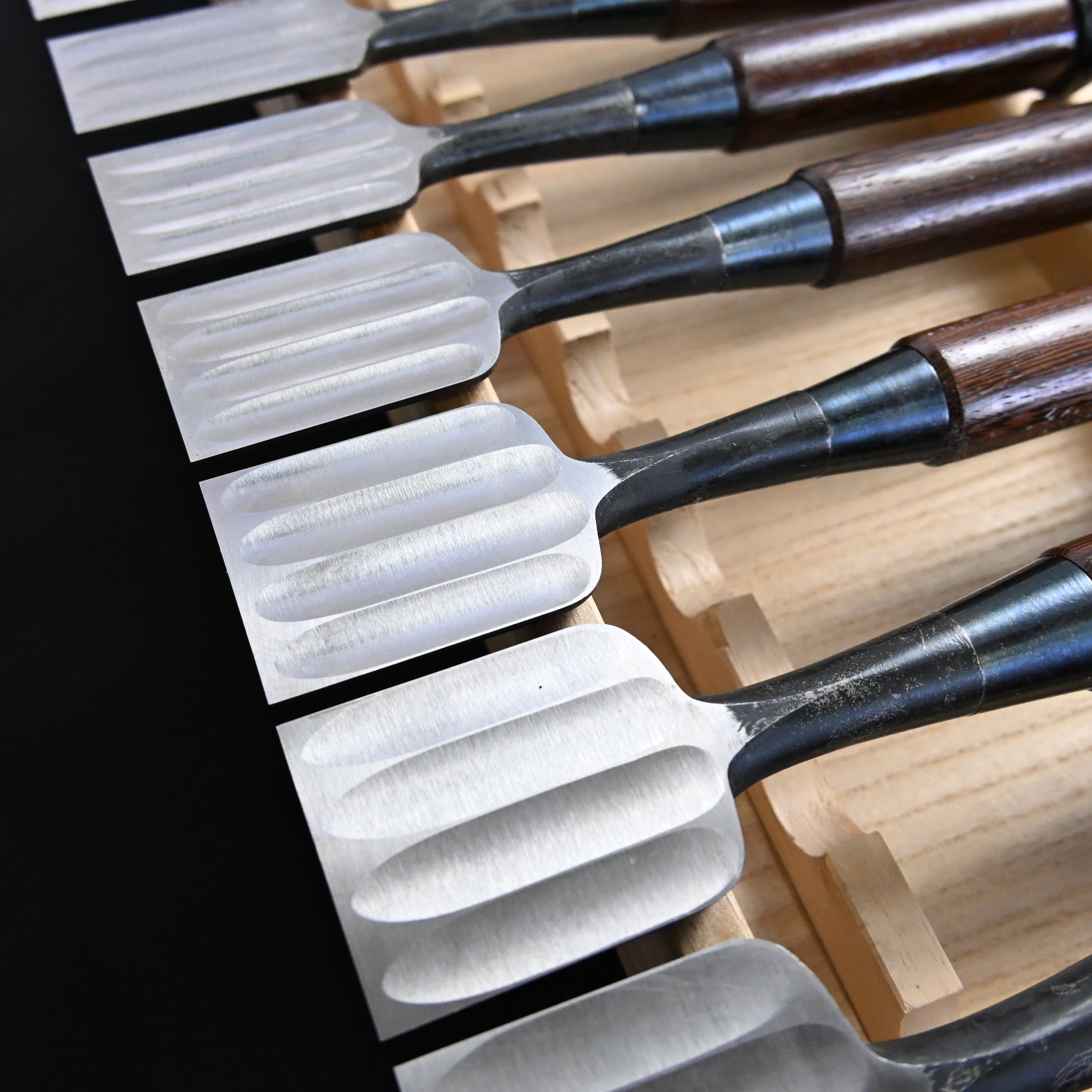 希少品 二代越孝 黒打 四ツ裏 磨仕上 20本組鑿 白紙鋼 Authentic Vintage Koshitaka Second Generation 20pc chisels set