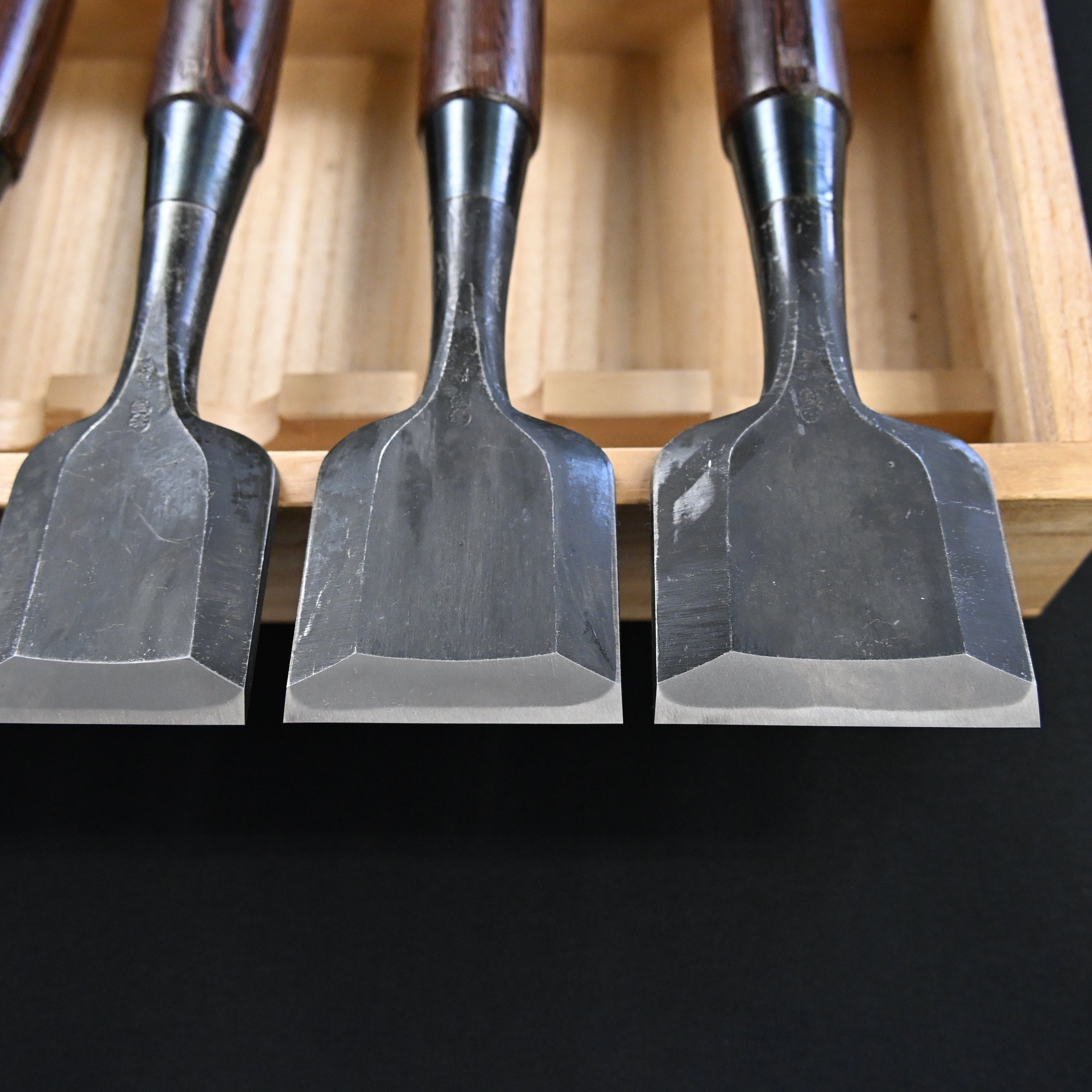 希少品 二代越孝 黒打 四ツ裏 磨仕上 20本組鑿 白紙鋼 Authentic Vintage Koshitaka Second Generation 20pc chisels set