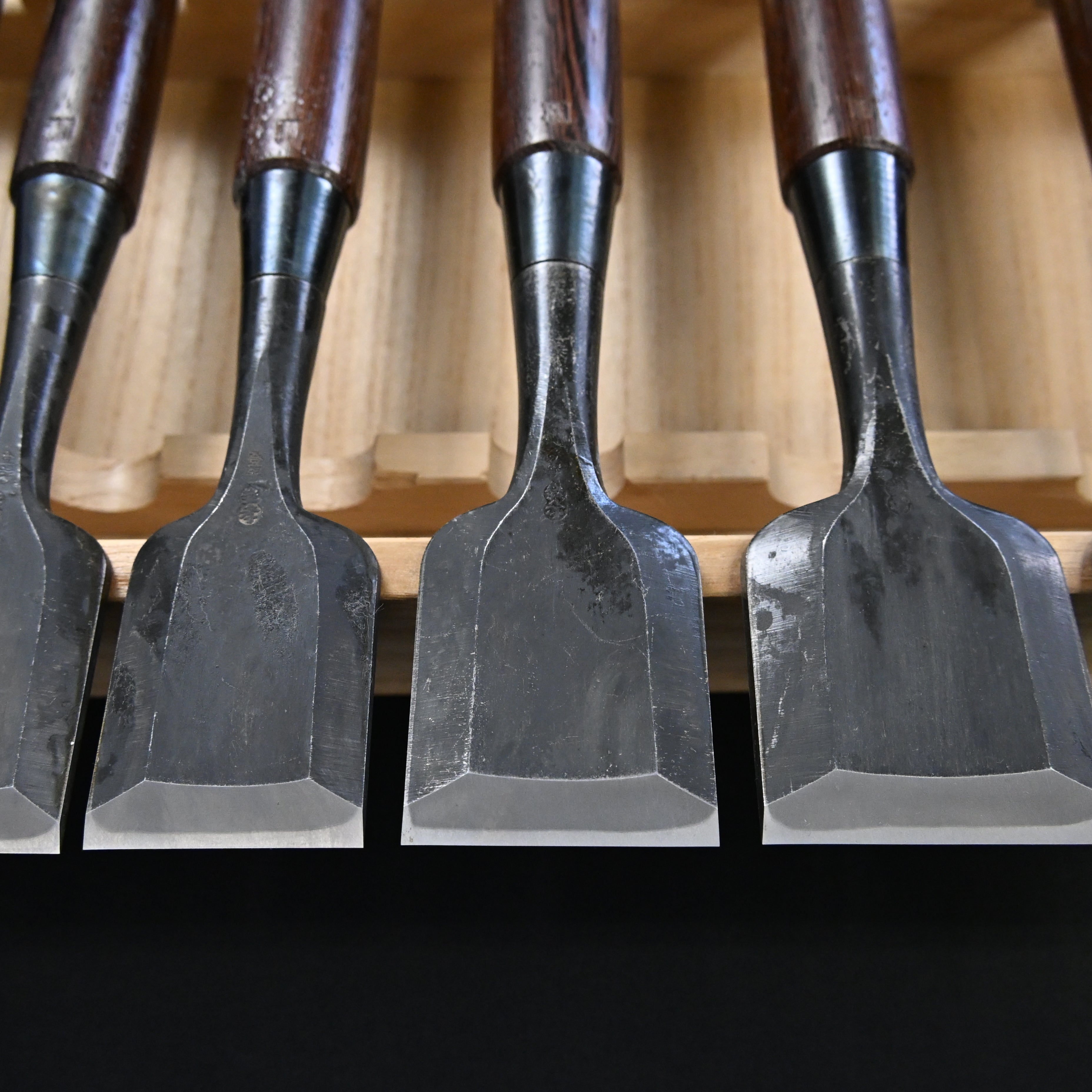 希少品 二代越孝 黒打 四ツ裏 磨仕上 20本組鑿 白紙鋼 Authentic Vintage Koshitaka Second Generation 20pc chisels set