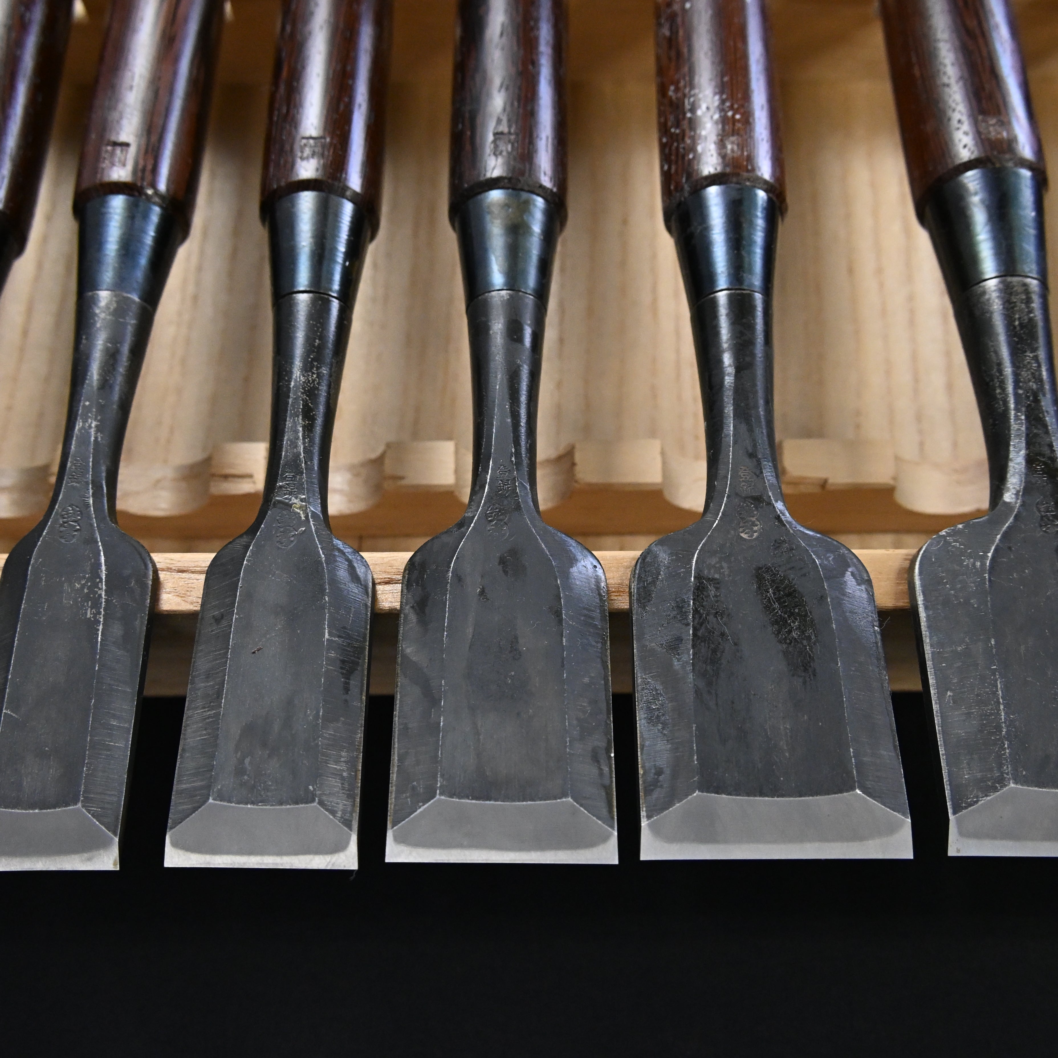 希少品 二代越孝 黒打 四ツ裏 磨仕上 20本組鑿 白紙鋼 Authentic Vintage Koshitaka Second Generation 20pc chisels set