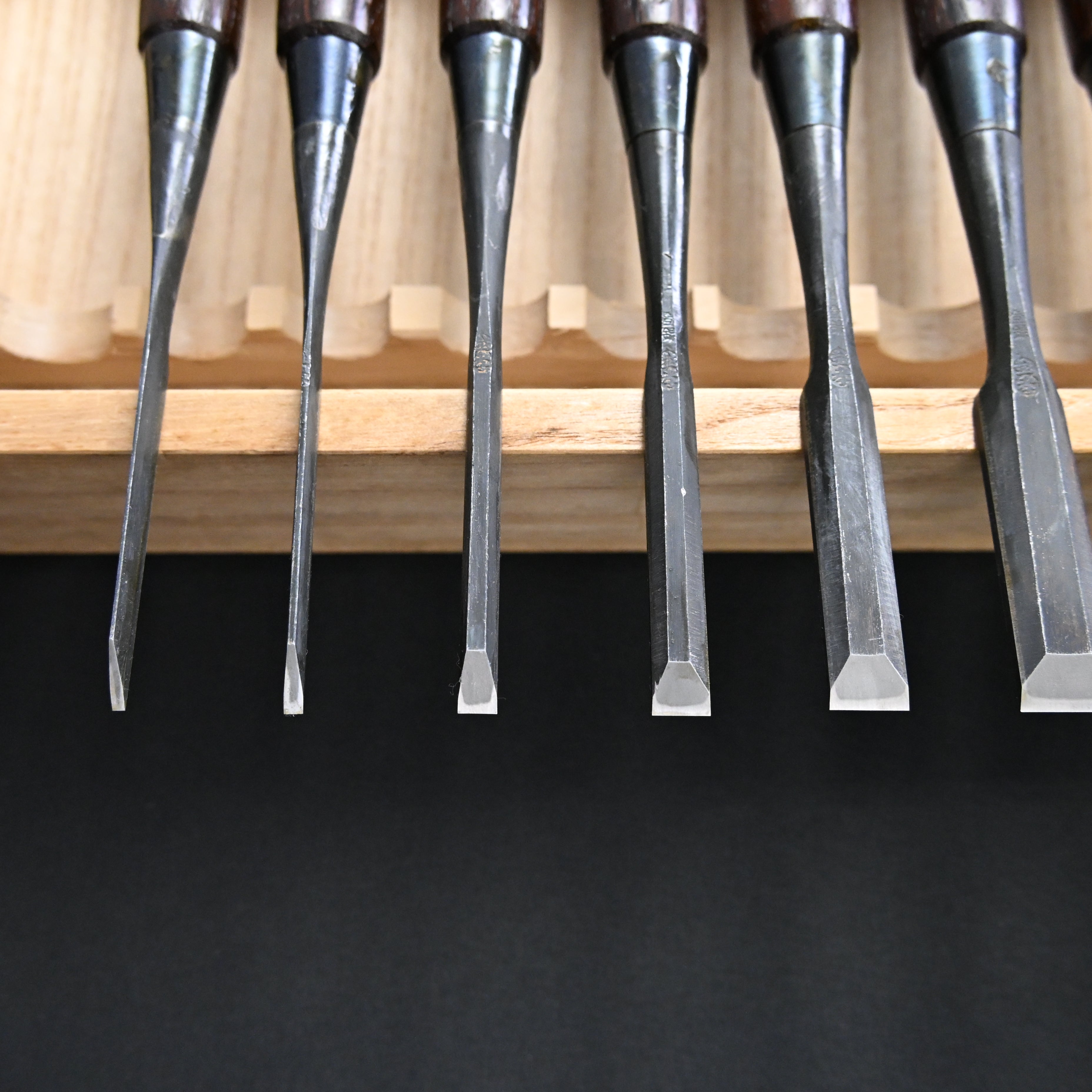 希少品 二代越孝 黒打 四ツ裏 磨仕上 20本組鑿 白紙鋼 Authentic Vintage Koshitaka Second Generation 20pc chisels set