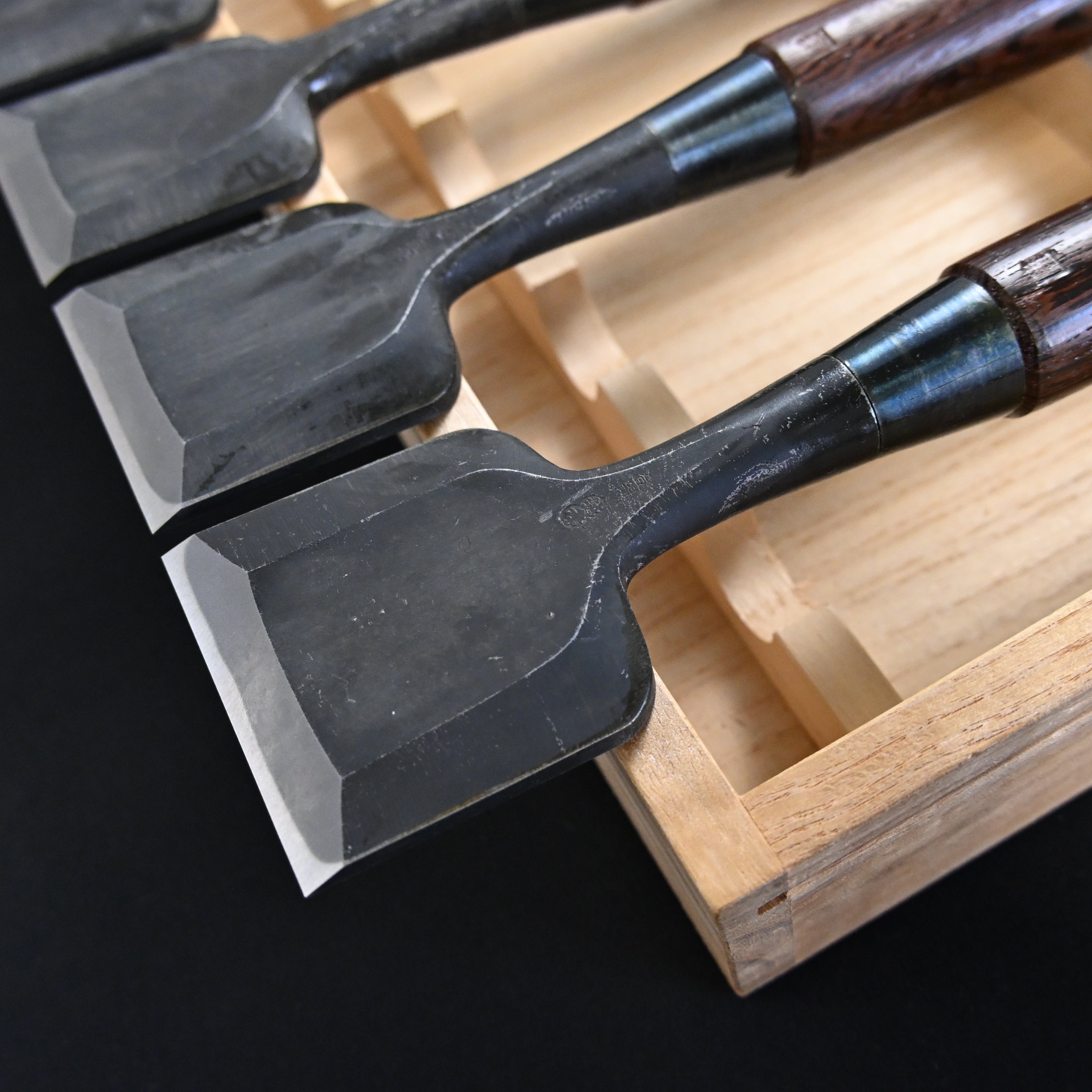 希少品 二代越孝 黒打 四ツ裏 磨仕上 20本組鑿 白紙鋼 Authentic Vintage Koshitaka Second Generation 20pc chisels set