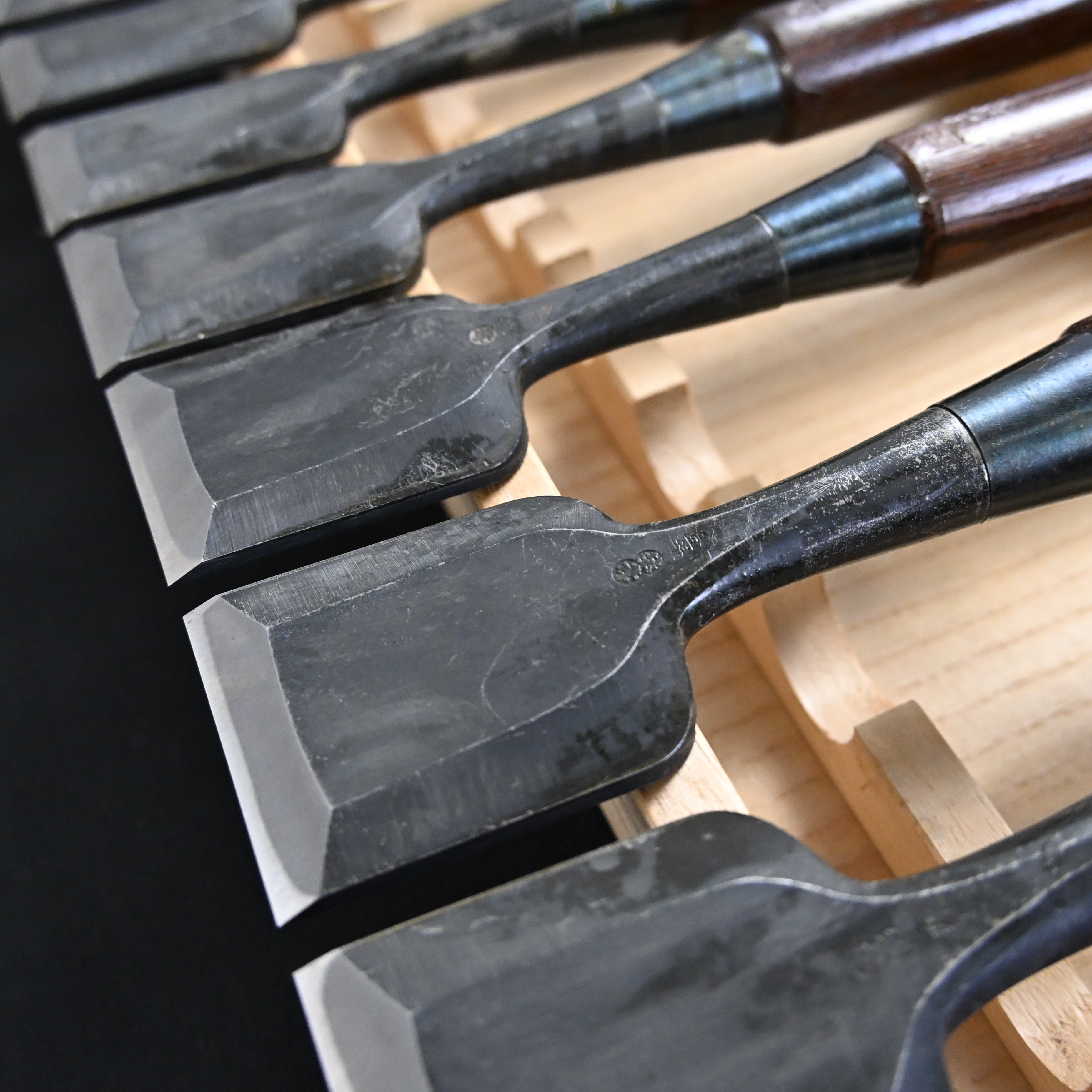 希少品 二代越孝 黒打 四ツ裏 磨仕上 20本組鑿 白紙鋼 Authentic Vintage Koshitaka Second Generation 20pc chisels set
