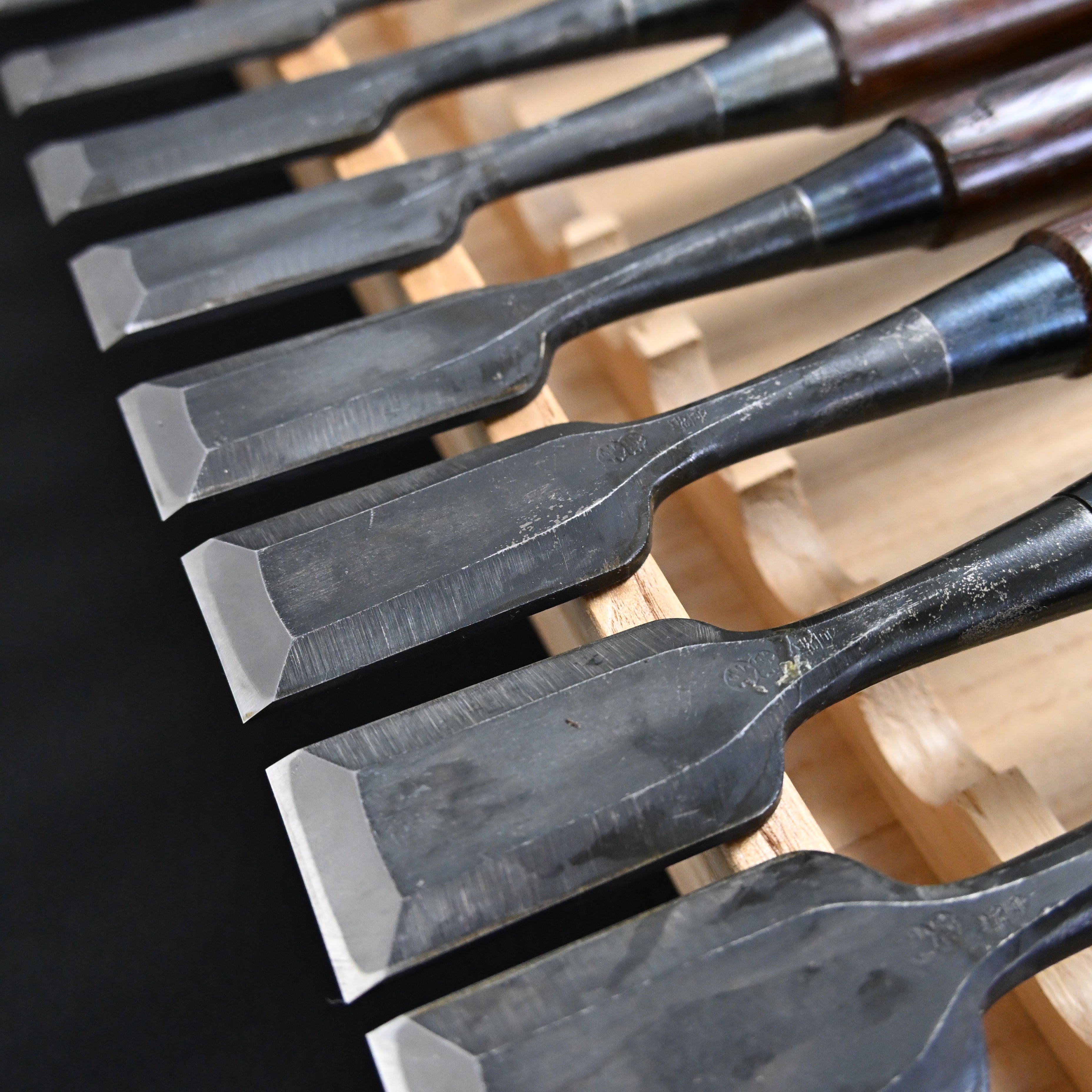 希少品 二代越孝 黒打 四ツ裏 磨仕上 20本組鑿 白紙鋼 Authentic Vintage Koshitaka Second Generation 20pc chisels set