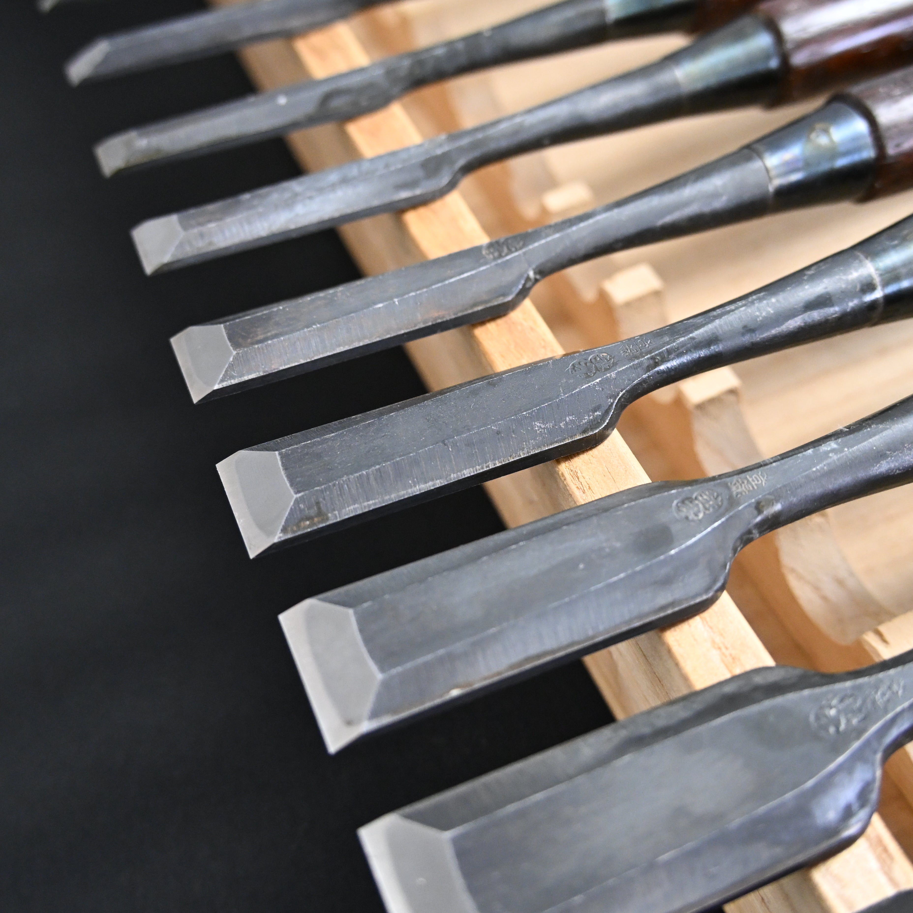 希少品 二代越孝 黒打 四ツ裏 磨仕上 20本組鑿 白紙鋼 Authentic Vintage Koshitaka Second Generation 20pc chisels set