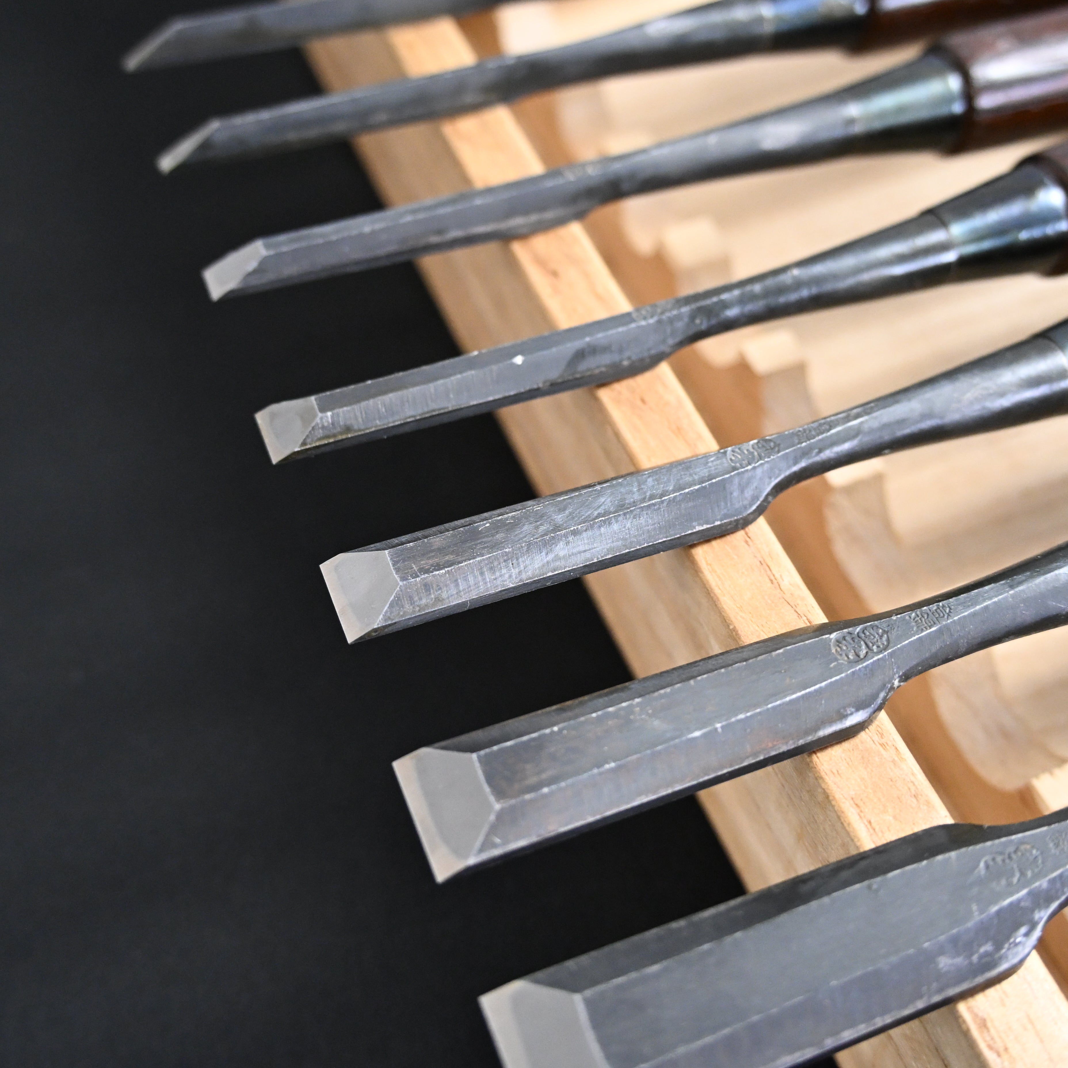 希少品 二代越孝 黒打 四ツ裏 磨仕上 20本組鑿 白紙鋼 Authentic Vintage Koshitaka Second Generation 20pc chisels set