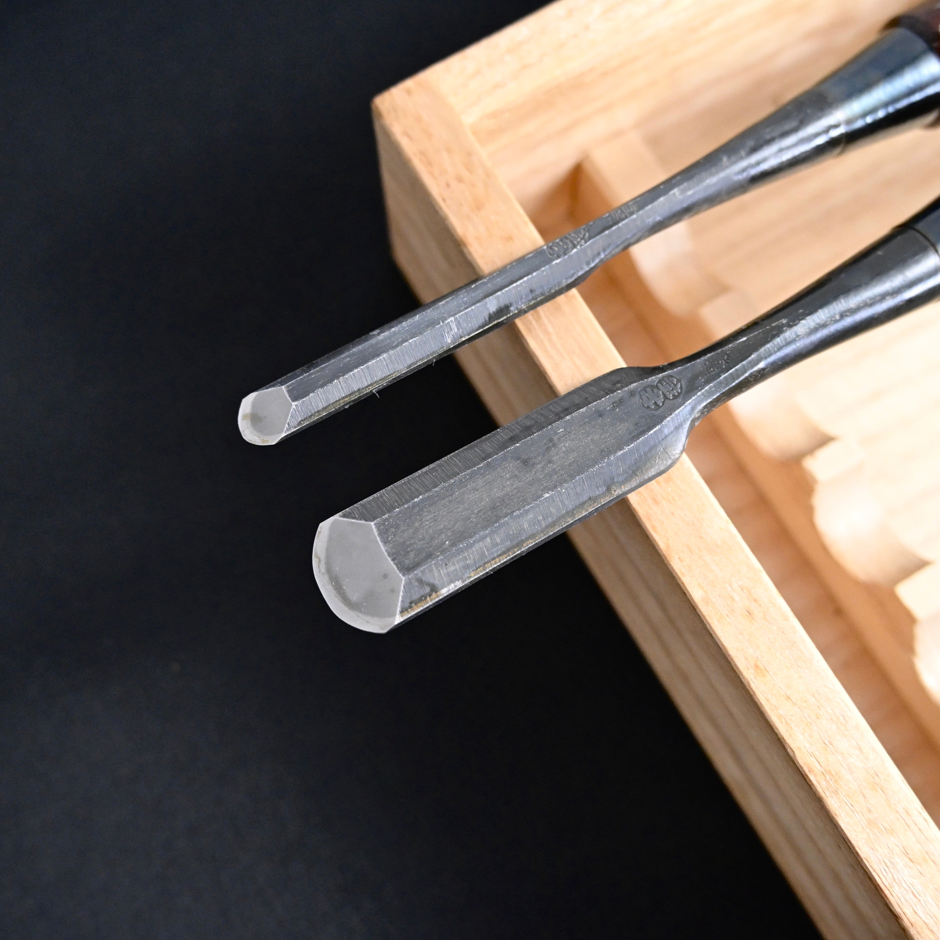 希少品 二代越孝 黒打 四ツ裏 磨仕上 20本組鑿 白紙鋼 Authentic Vintage Koshitaka Second Generation 20pc chisels set