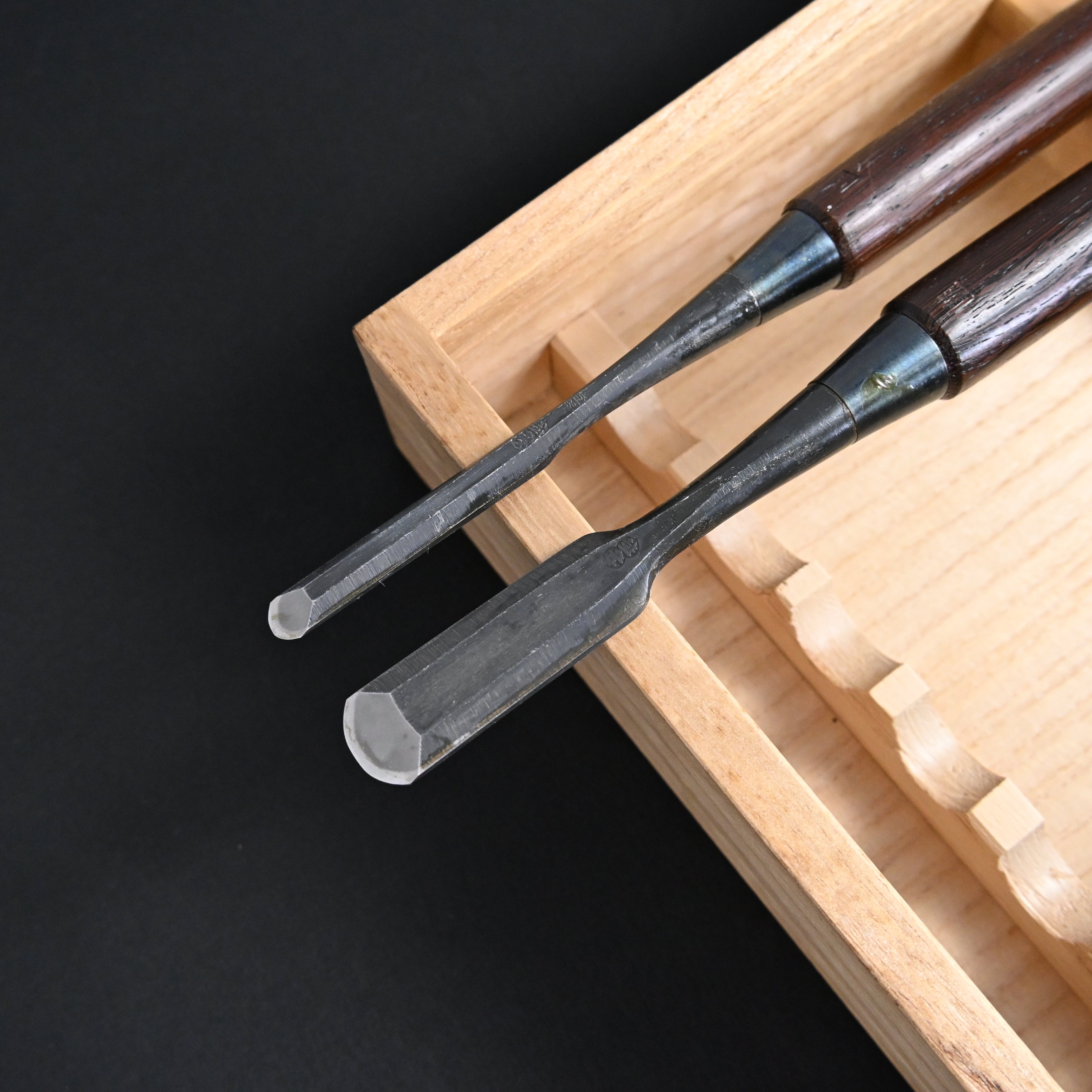 希少品 二代越孝 黒打 四ツ裏 磨仕上 20本組鑿 白紙鋼 Authentic Vintage Koshitaka Second Generation 20pc chisels set