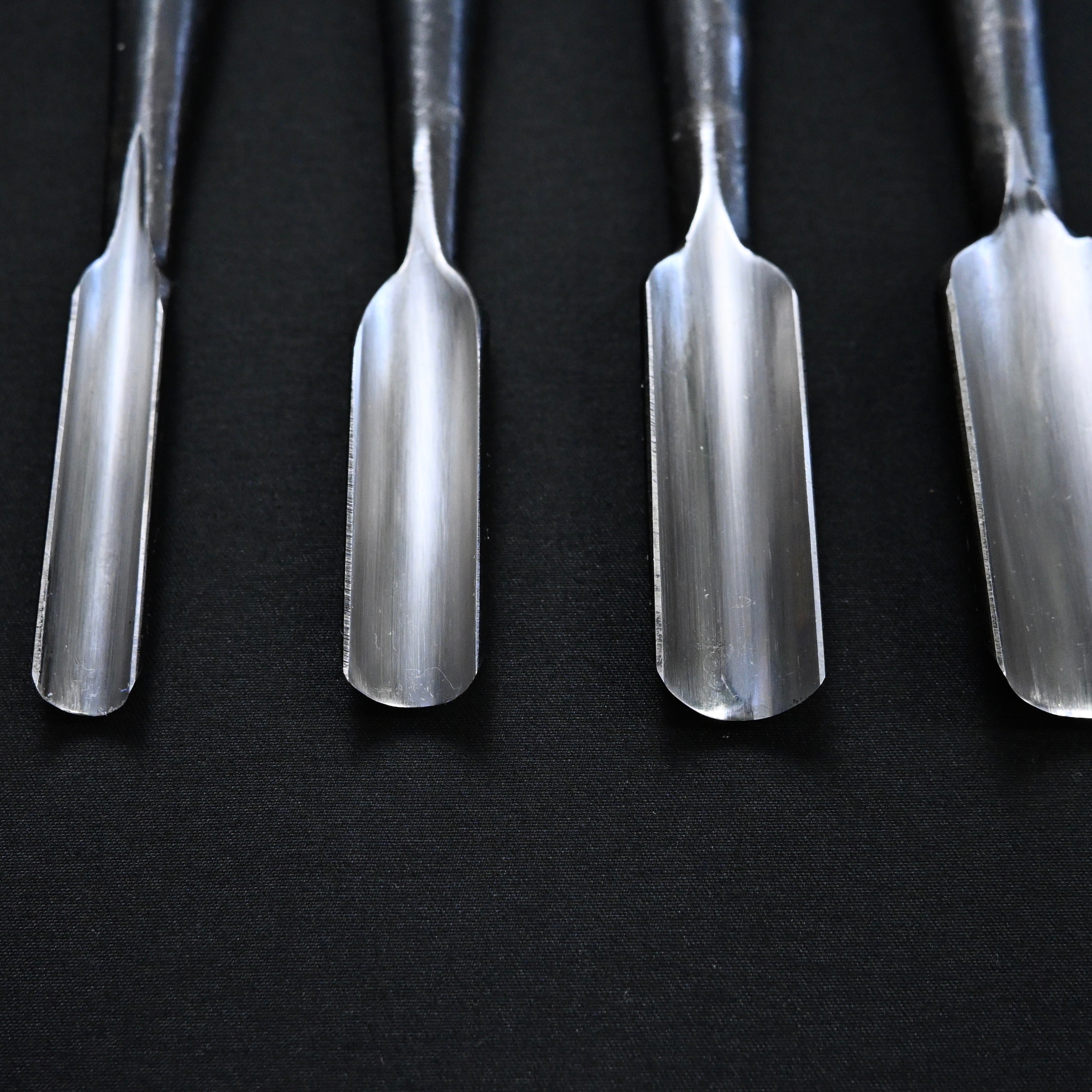 利国 極深内丸鑿 Toshikuni Extra-deep Uchimaru Chisels with white steel (Round Chisel)