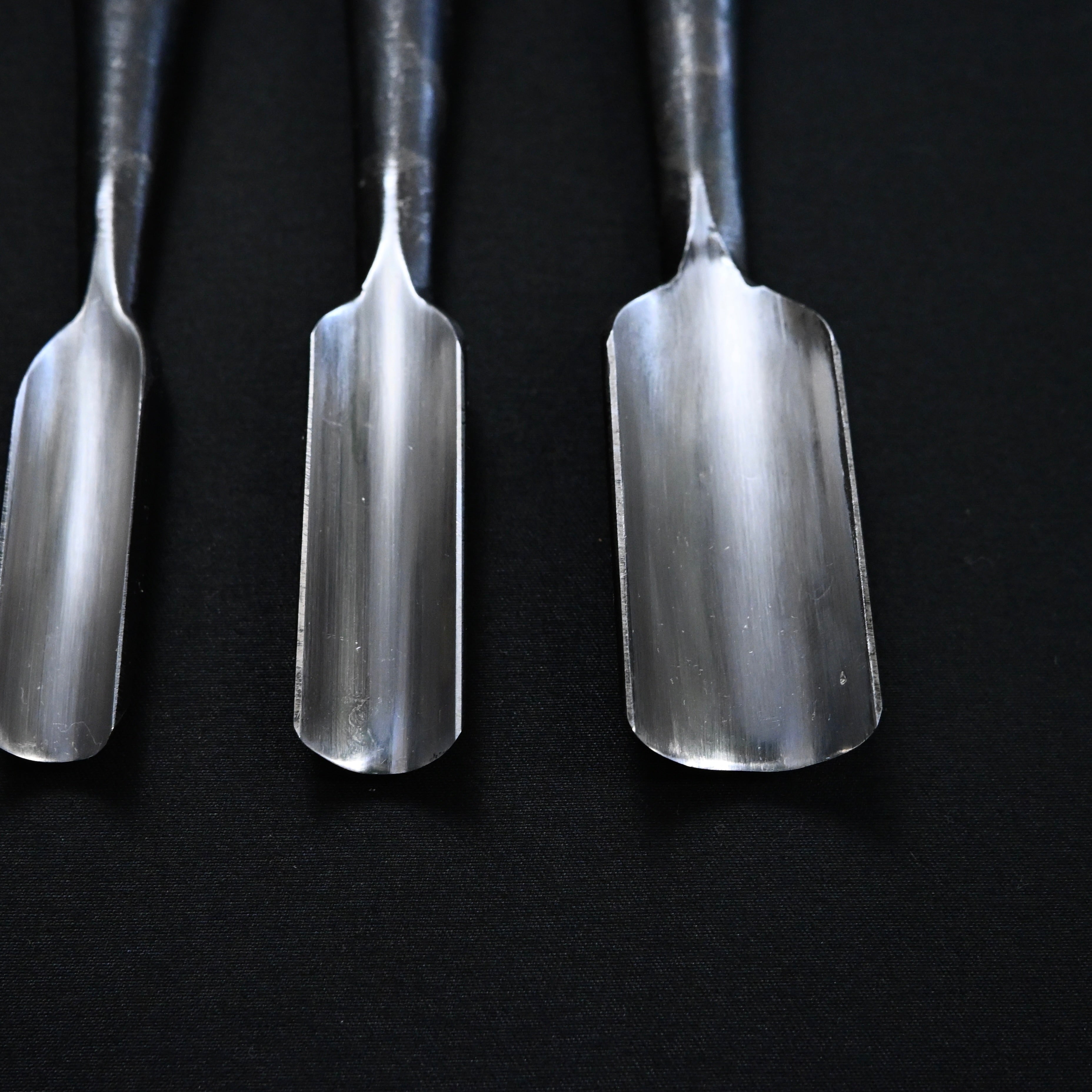 利国 極深内丸鑿 Toshikuni Extra-deep Uchimaru Chisels with white steel (Round Chisel)