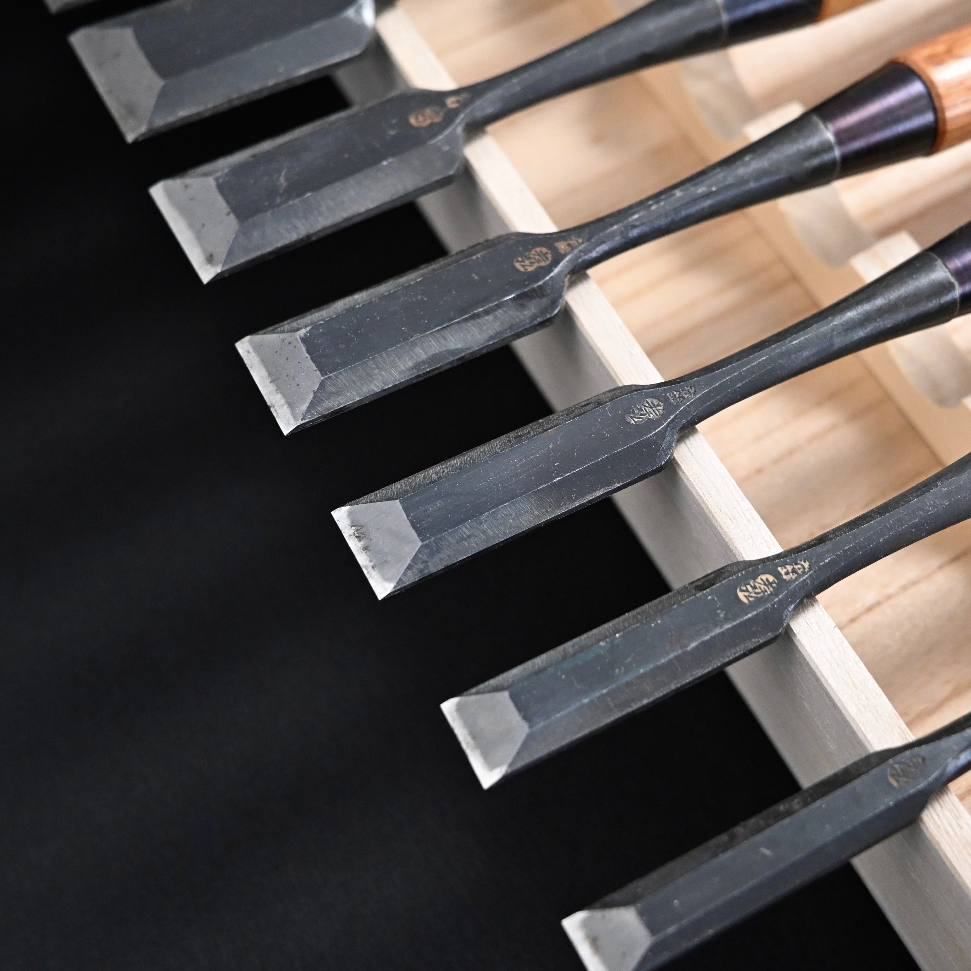 掘出し物 孝弘 面取追入組鑿 赤樫柄 13本組 Old Stock Takahiro Bench chisels set