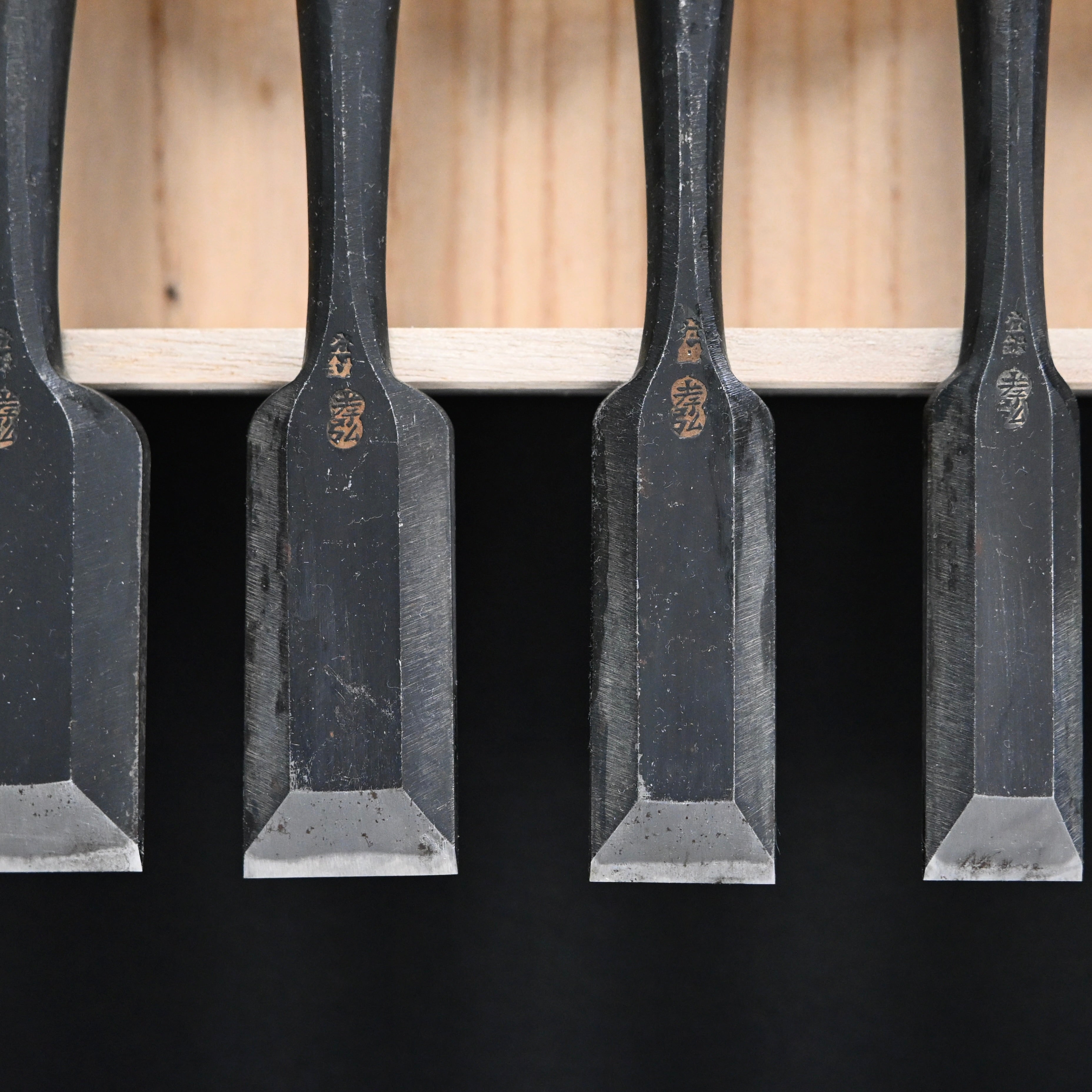 掘出し物 孝弘 面取追入組鑿 赤樫柄 13本組 Old Stock Takahiro Bench chisels set