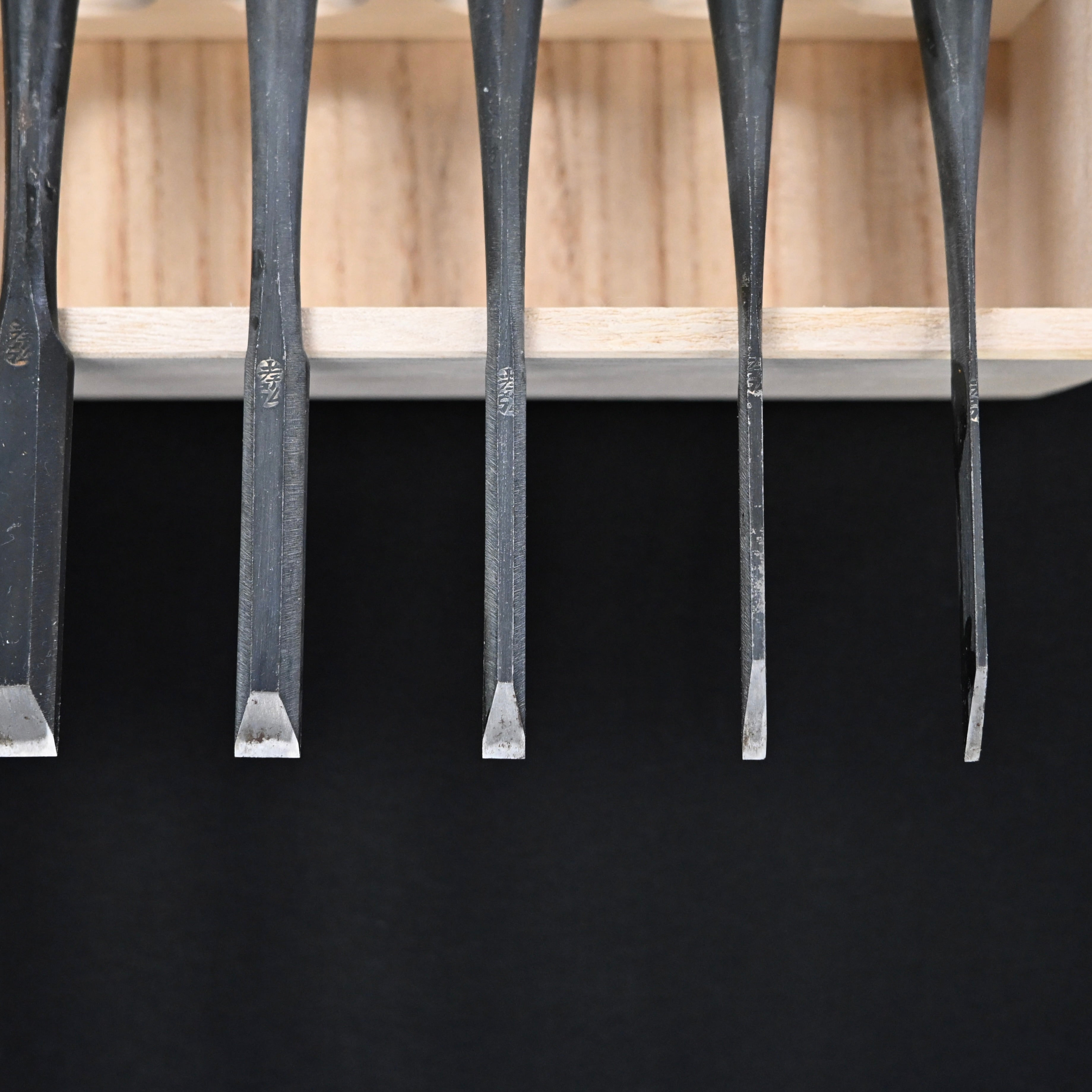 掘出し物 孝弘 面取追入組鑿 赤樫柄 13本組 Old Stock Takahiro Bench chisels set