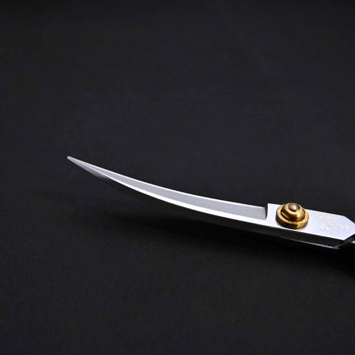 Shozaburo Tailor's Shears Curved Blade Tobasami 庄三郎 東鋏 ソリ型 220mm