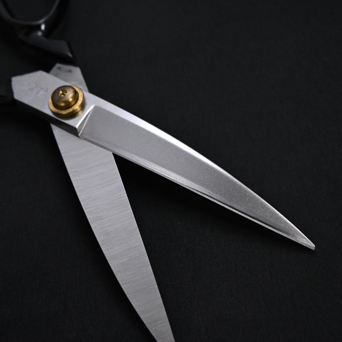Shozaburo Tailor's Shears Curved Blade Tobasami 庄三郎 東鋏 ソリ型 220mm
