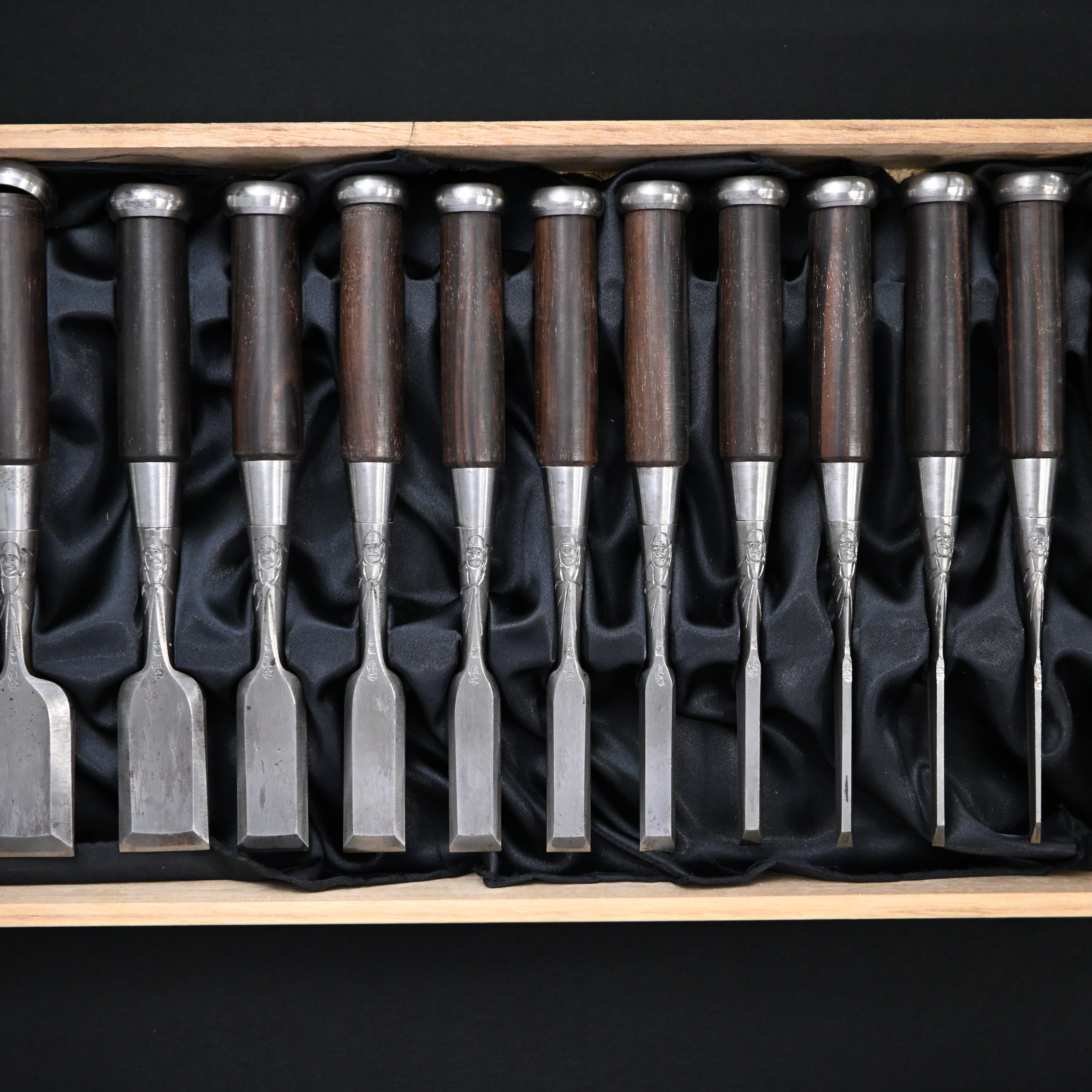 Authentic Vintage Naoyuki (Yamahiro) Bench Chisels set by Okayama Takeshi 希少品 岡山猛作 直之(問屋銘) 追入鑿15本組