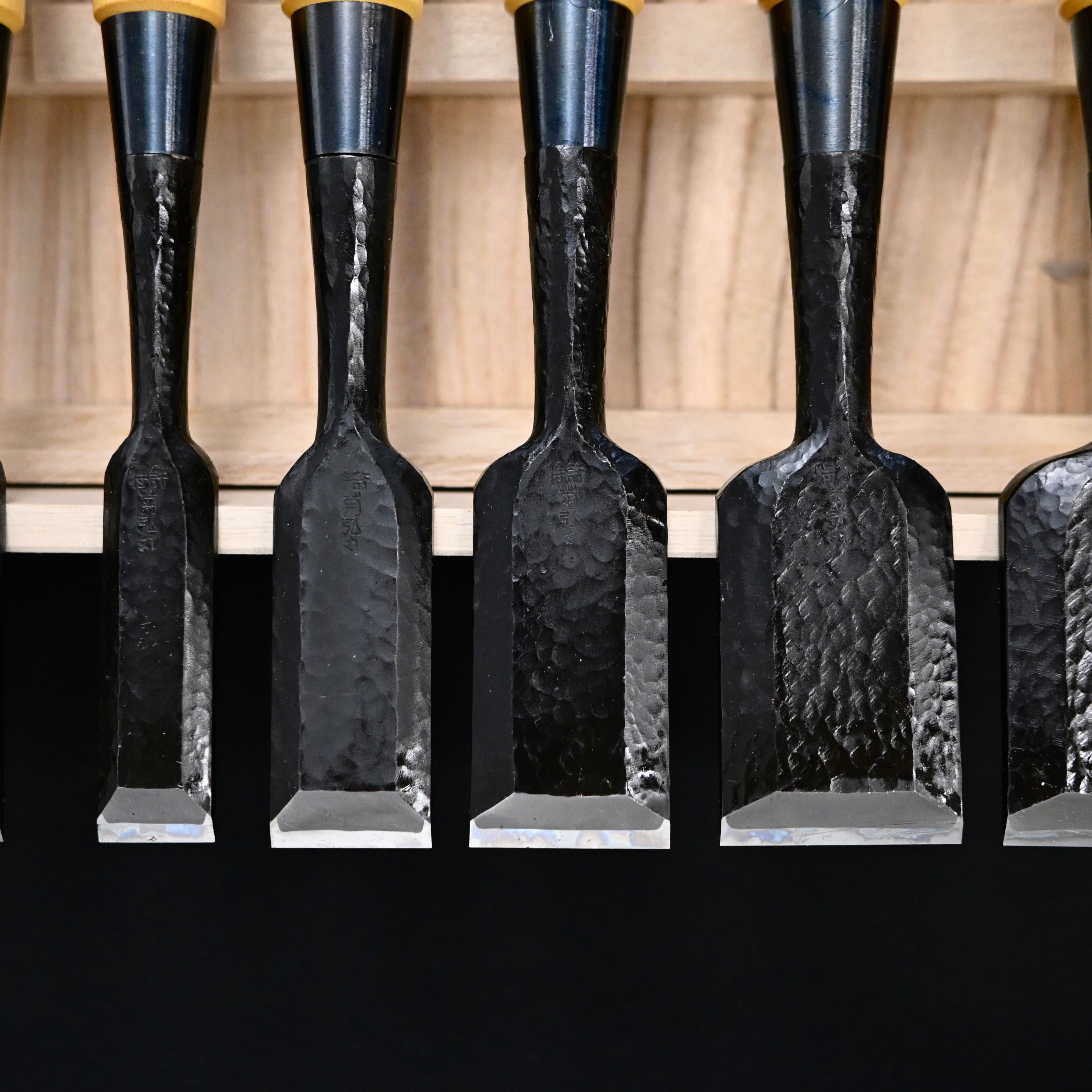 菊弘丸 槌目 追入組鑿 グミ柄付 桐箱付 Kikuhiromaru Tsuchime Bench chisels set with wooden box