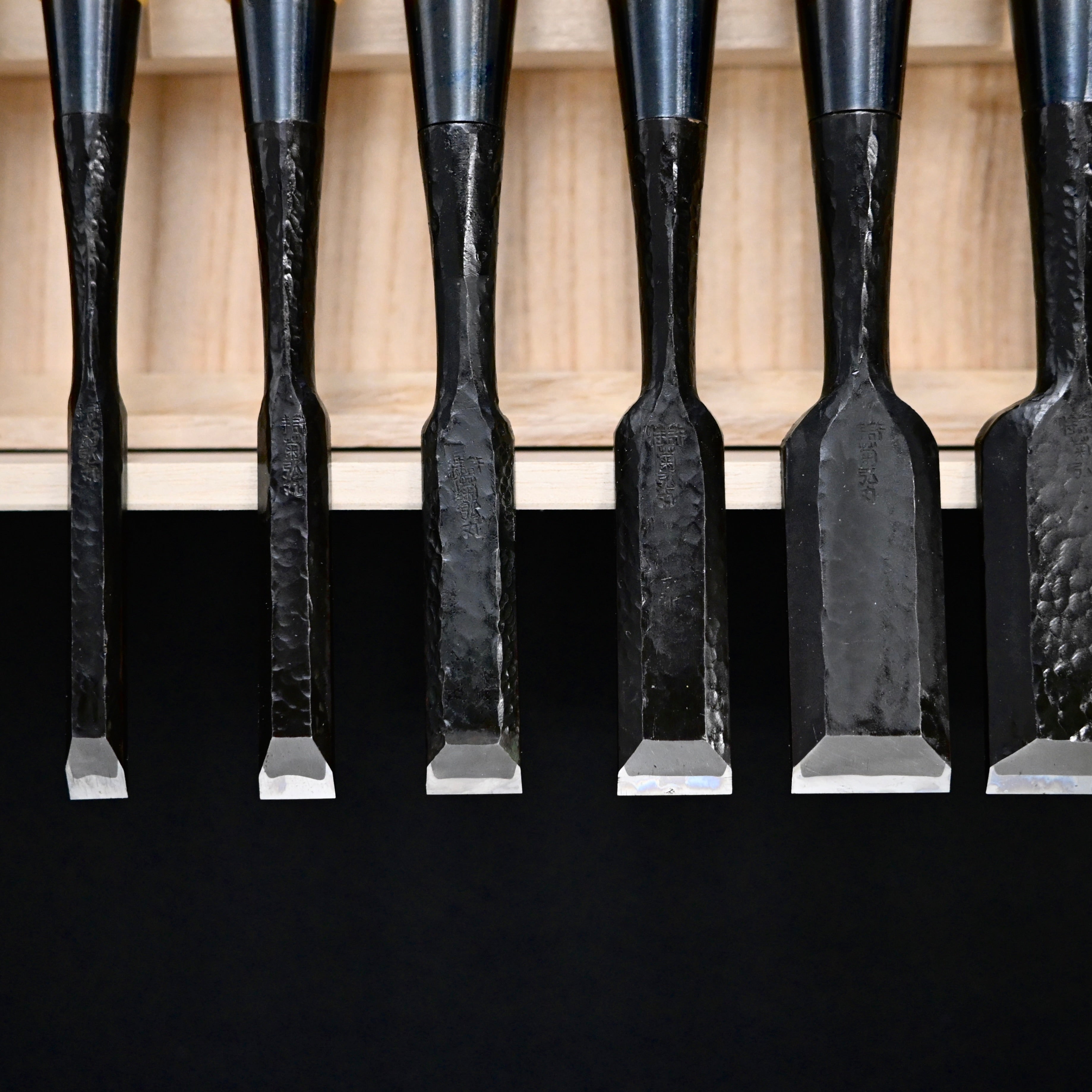 菊弘丸 槌目 追入組鑿 グミ柄付 桐箱付 Kikuhiromaru Tsuchime Bench chisels set with wooden box