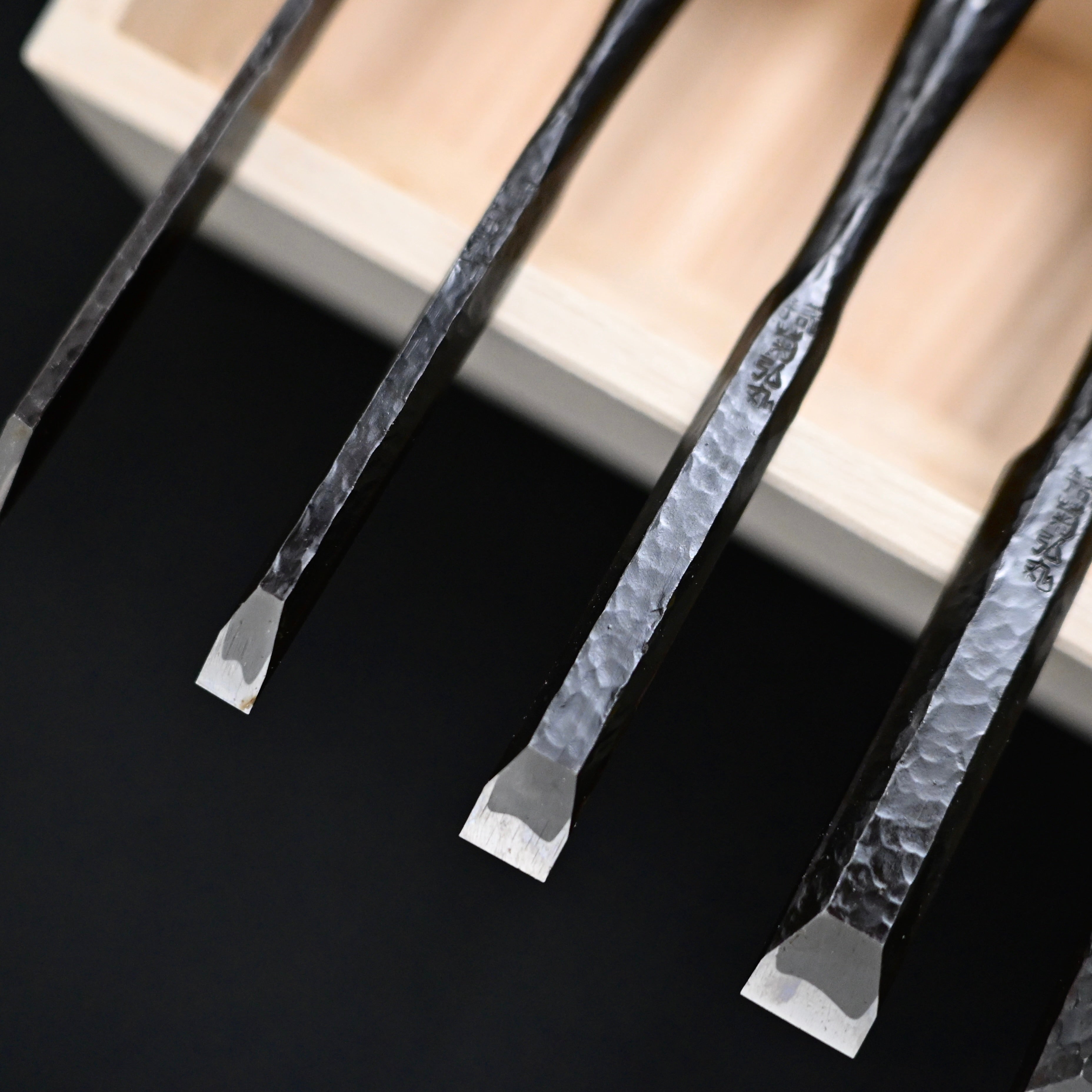 菊弘丸 槌目 追入組鑿 グミ柄付 桐箱付 Kikuhiromaru Tsuchime Bench chisels set with wooden box