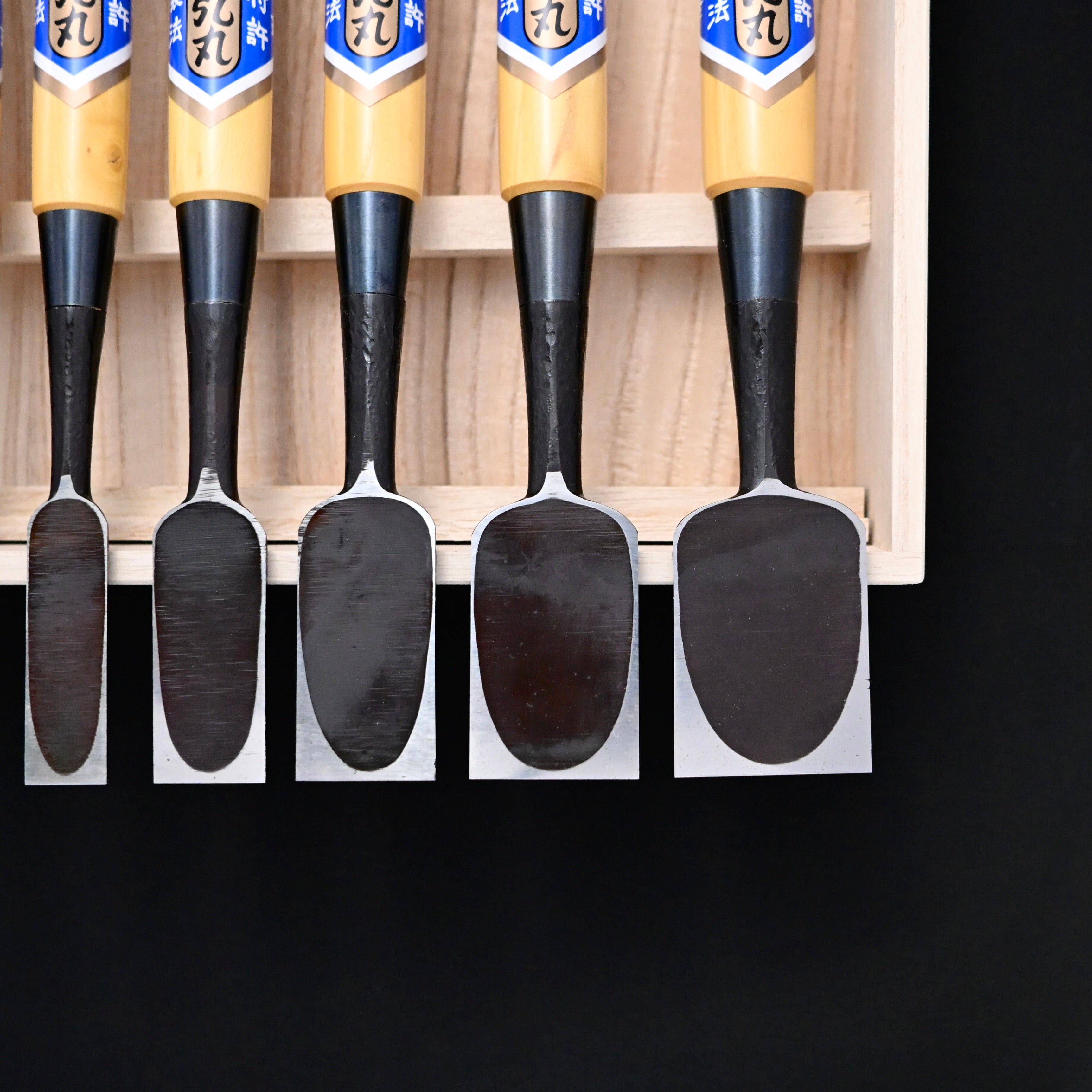 菊弘丸 槌目 追入組鑿 グミ柄付 桐箱付 Kikuhiromaru Tsuchime Bench chisels set with wooden box